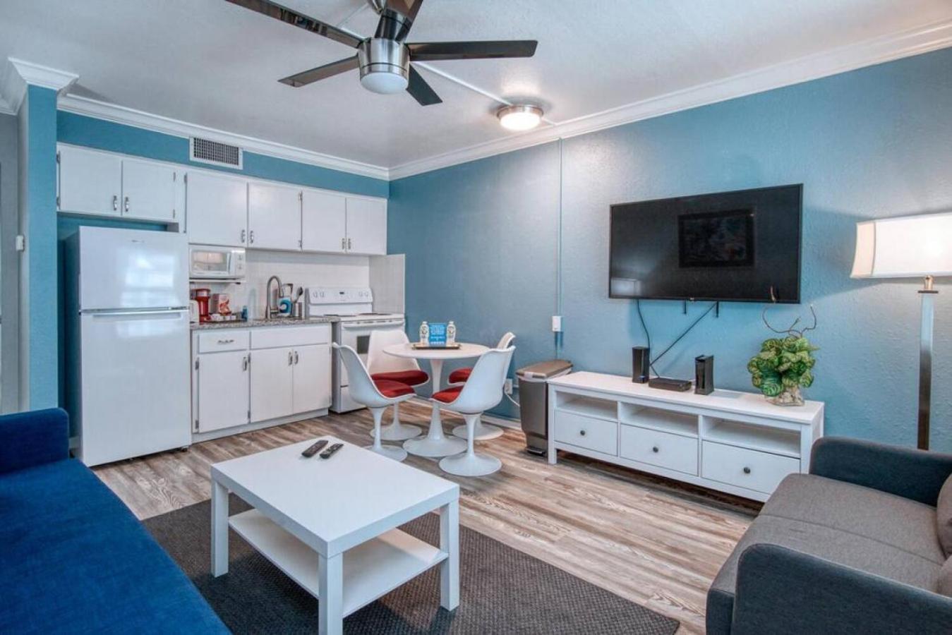 Sunset Beach Suites at Madeira Beach! Steps to Beach & Restaurants! - Suite 6 view 4