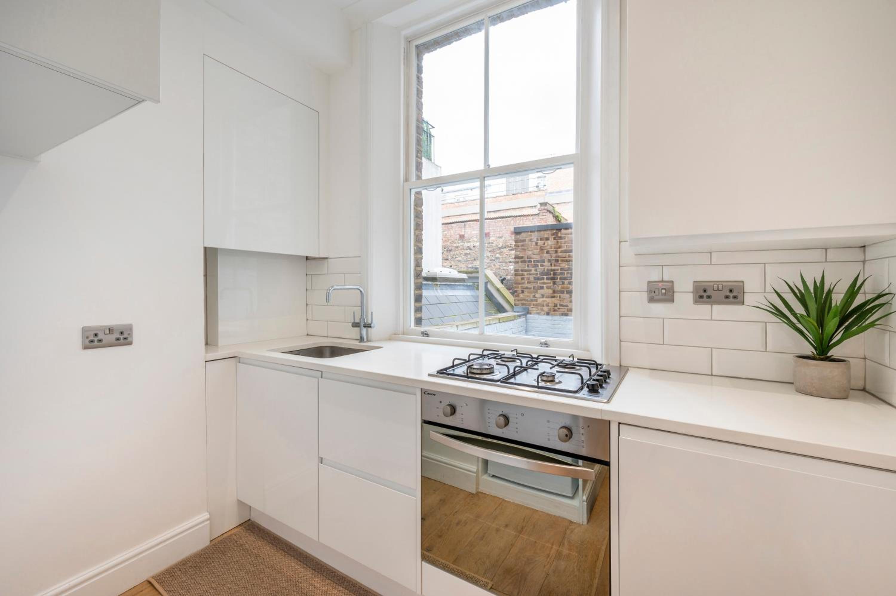 Charming 1 Bedroom Flat with Private Patio - West London, Kensington, Earl's Court, Chelsea
