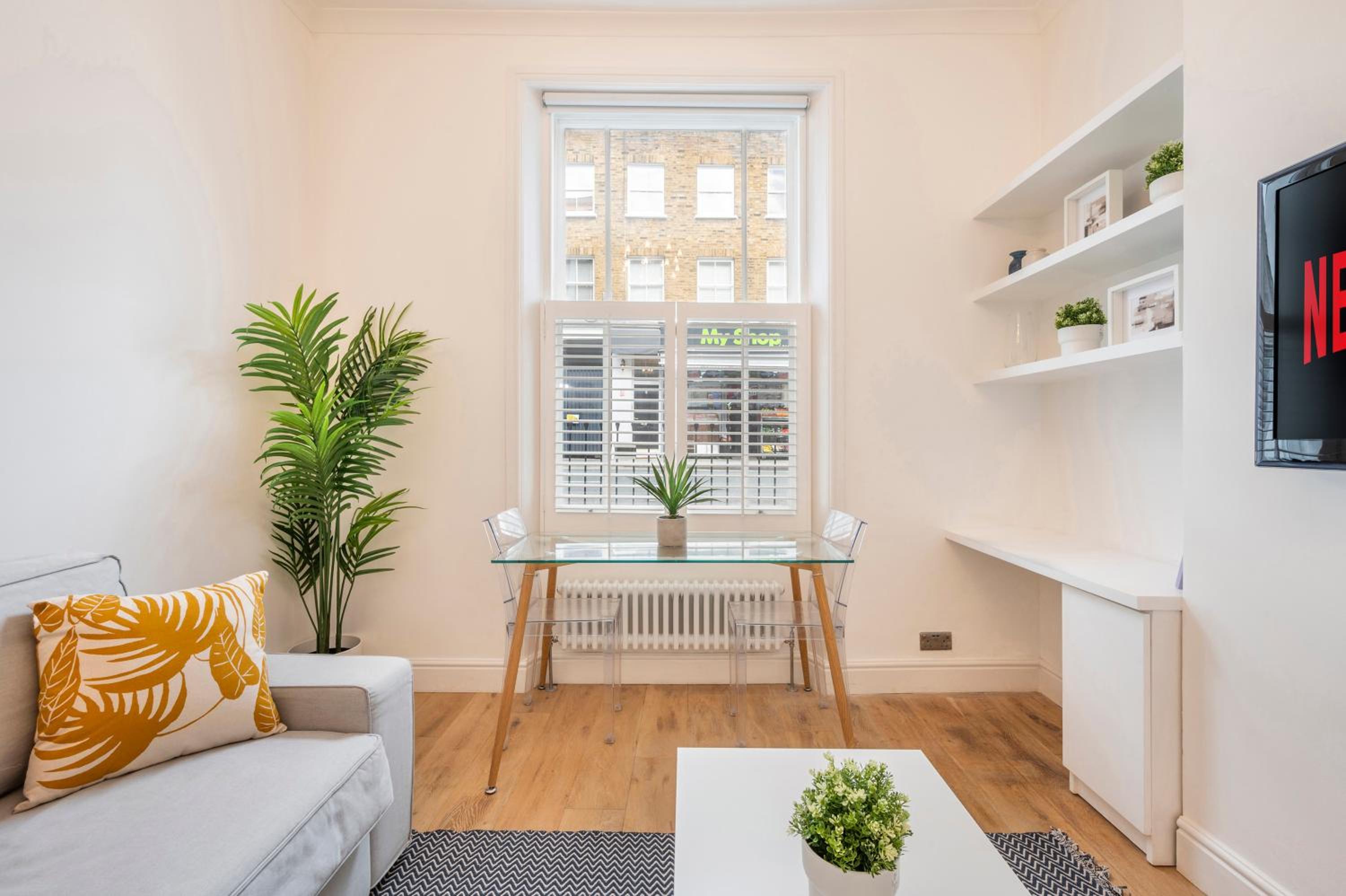 Charming 1 Bedroom Flat with Private Patio - West London, Kensington, Earl's Court, Chelsea
