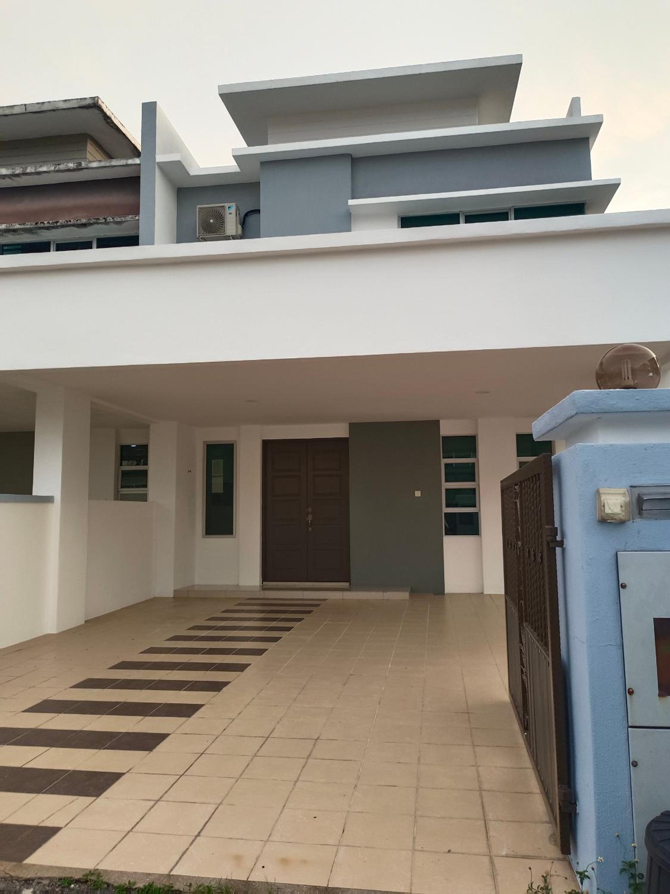 8Pax comfortable setia residen photo 1
