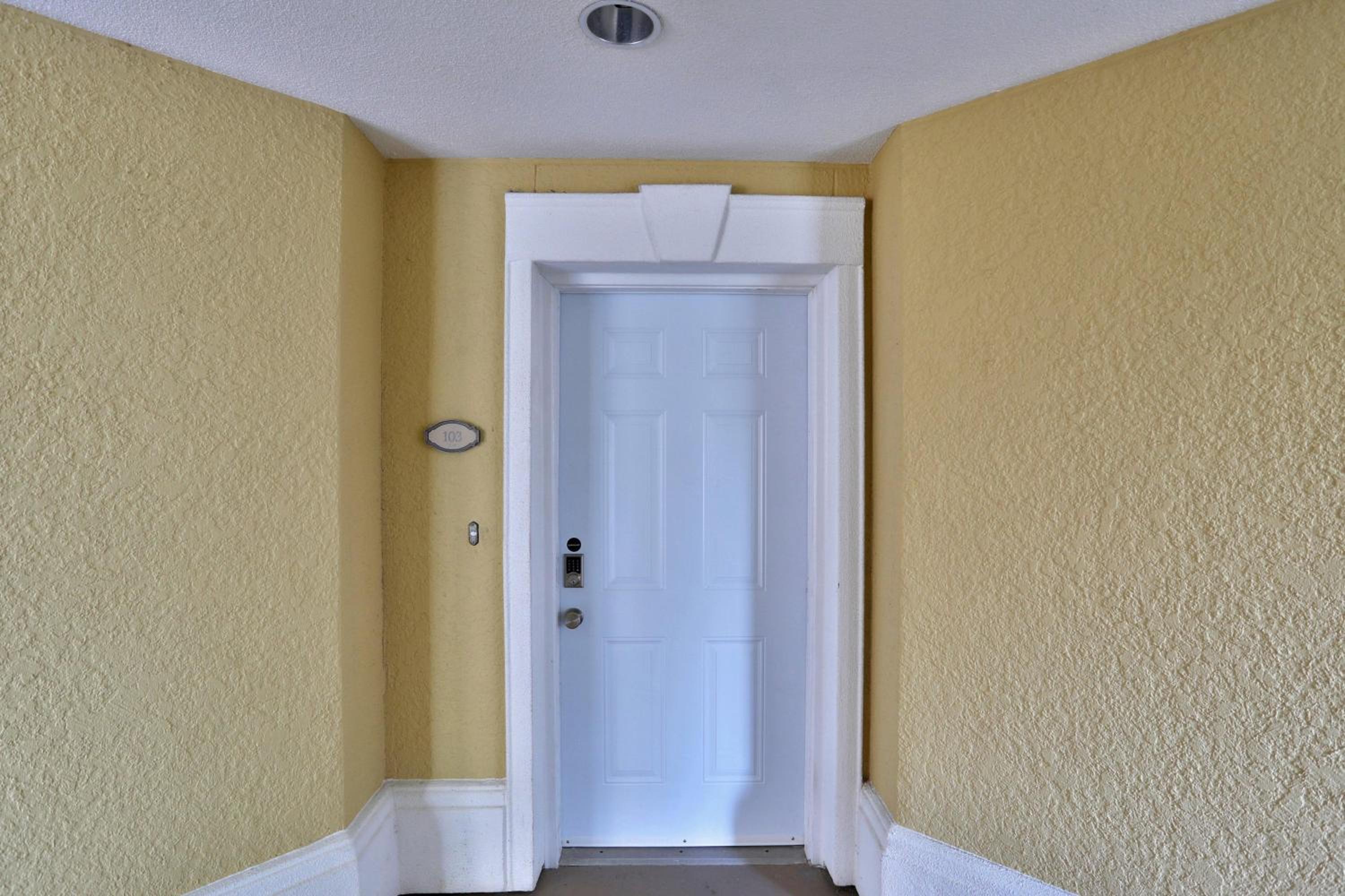 RR7604CC - Accessible condo - Reunion view 3