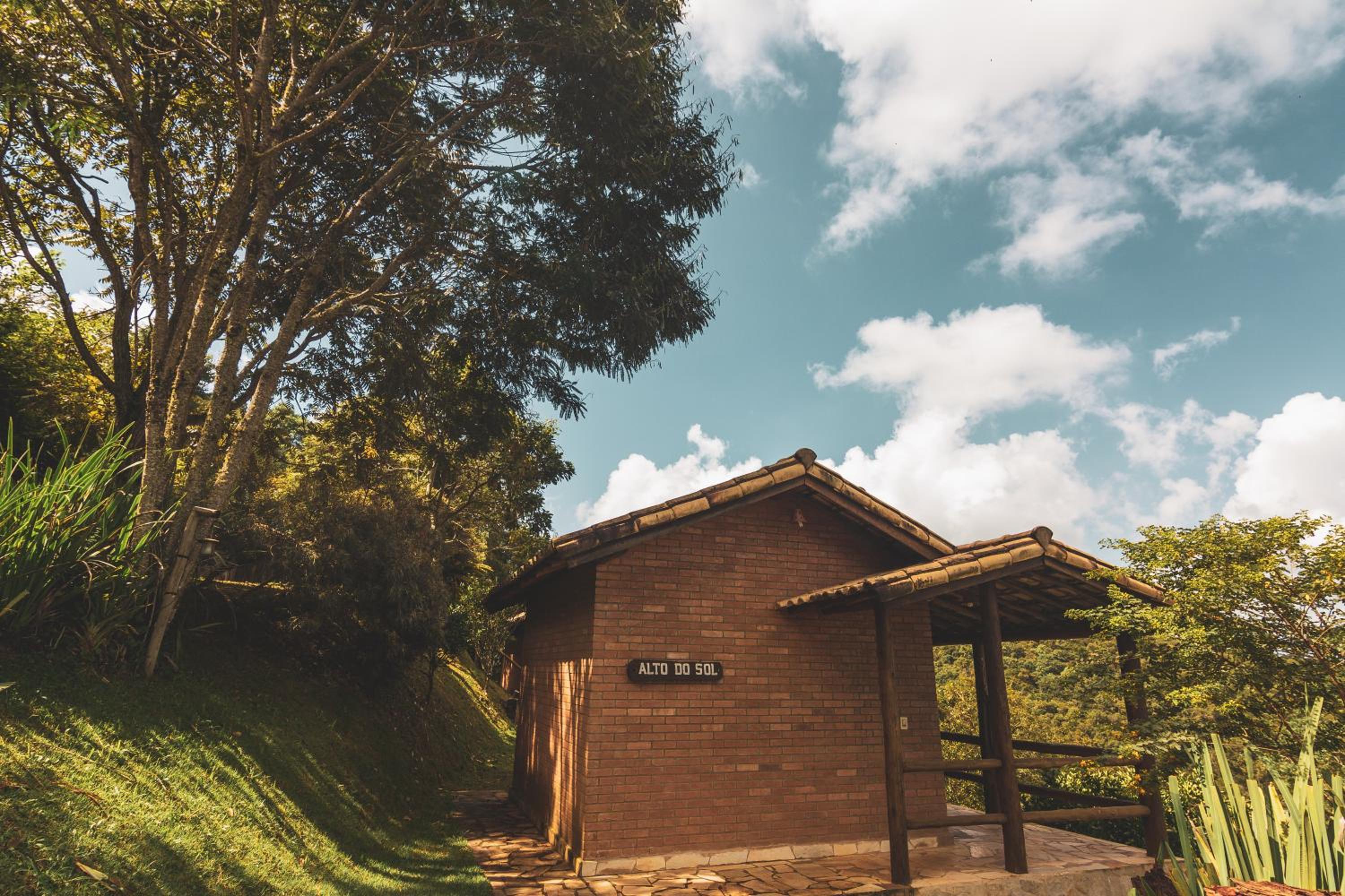 Pousada Alto dos Manacás Chalés e Restaurante - A 500mts da portaria do parque e 2,5km da Vila