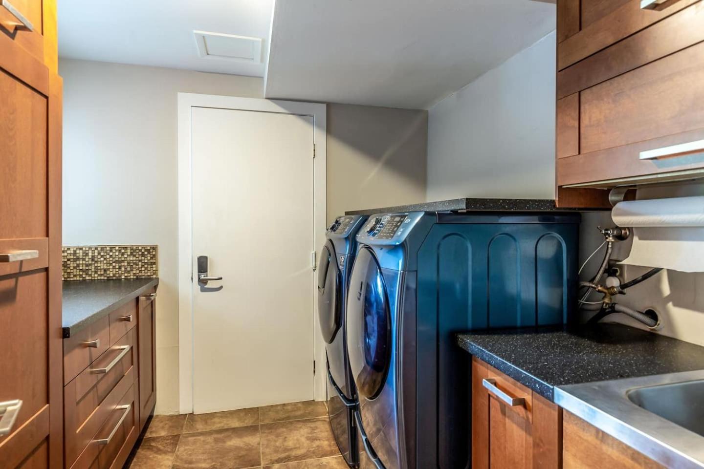 Spacious 5BR San Jose Home w Parking & Backyard view 5