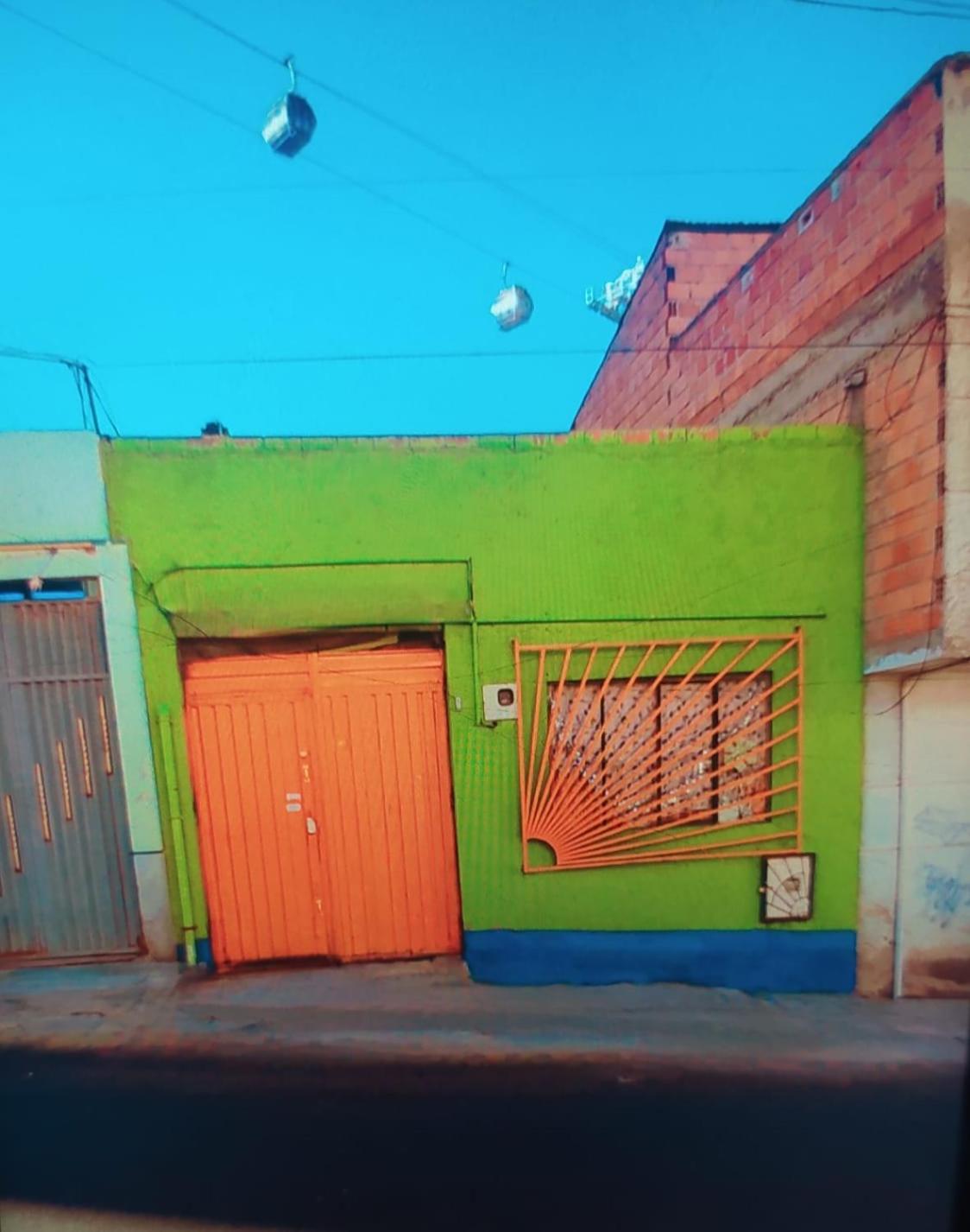 Casa familiar orange corner