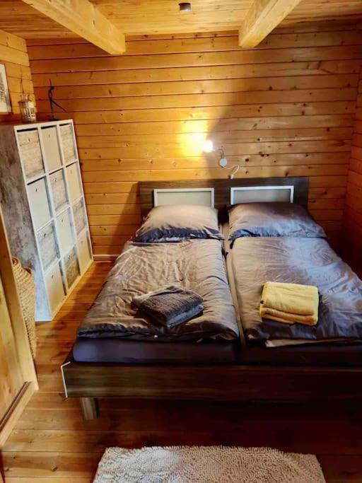 FEWO PARTNERS Haus Clemens - Gemütliches Holzhaus mit Grundstück nahe Badesee