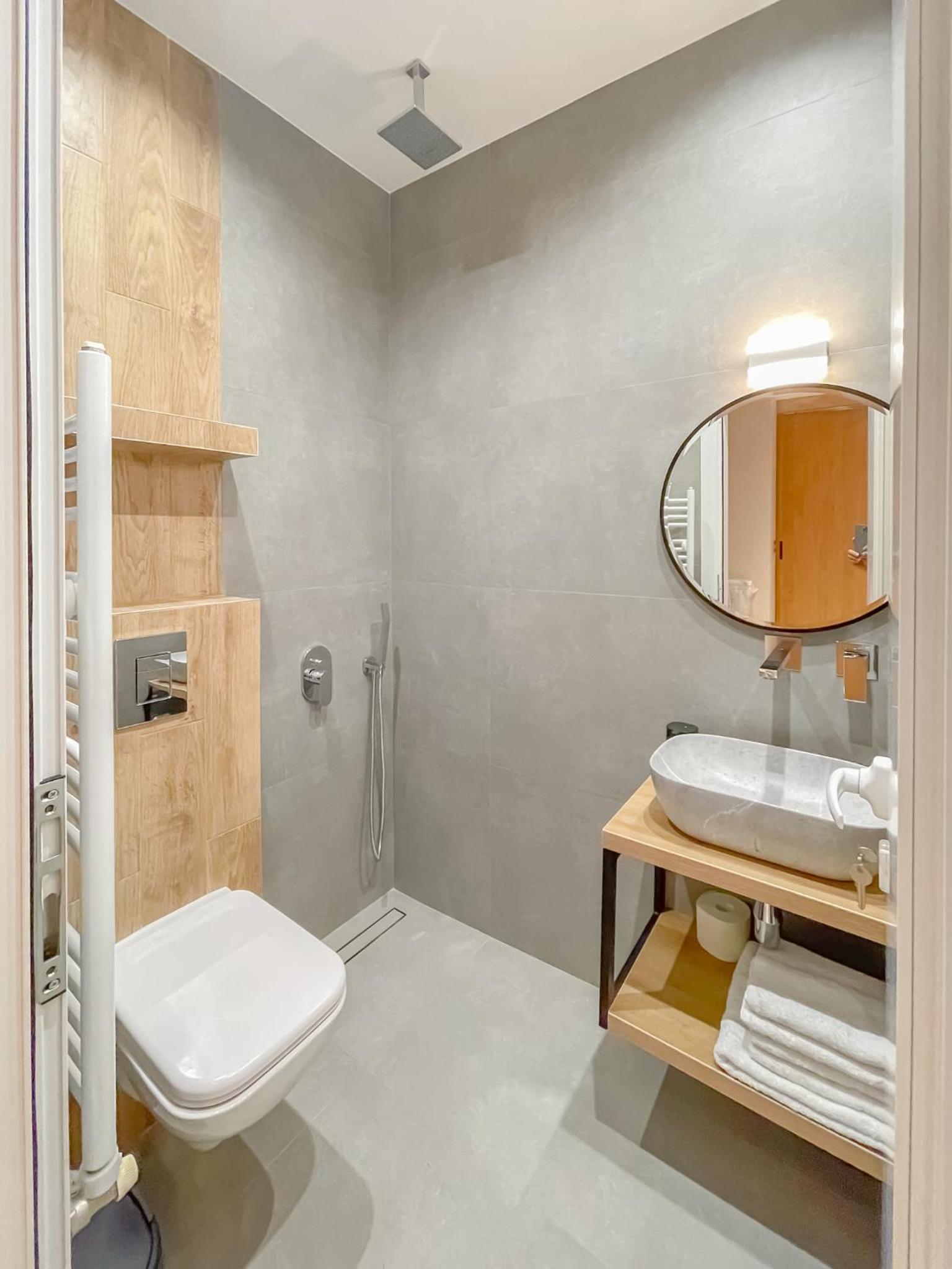 Stylish City Center Apartment by NDK
