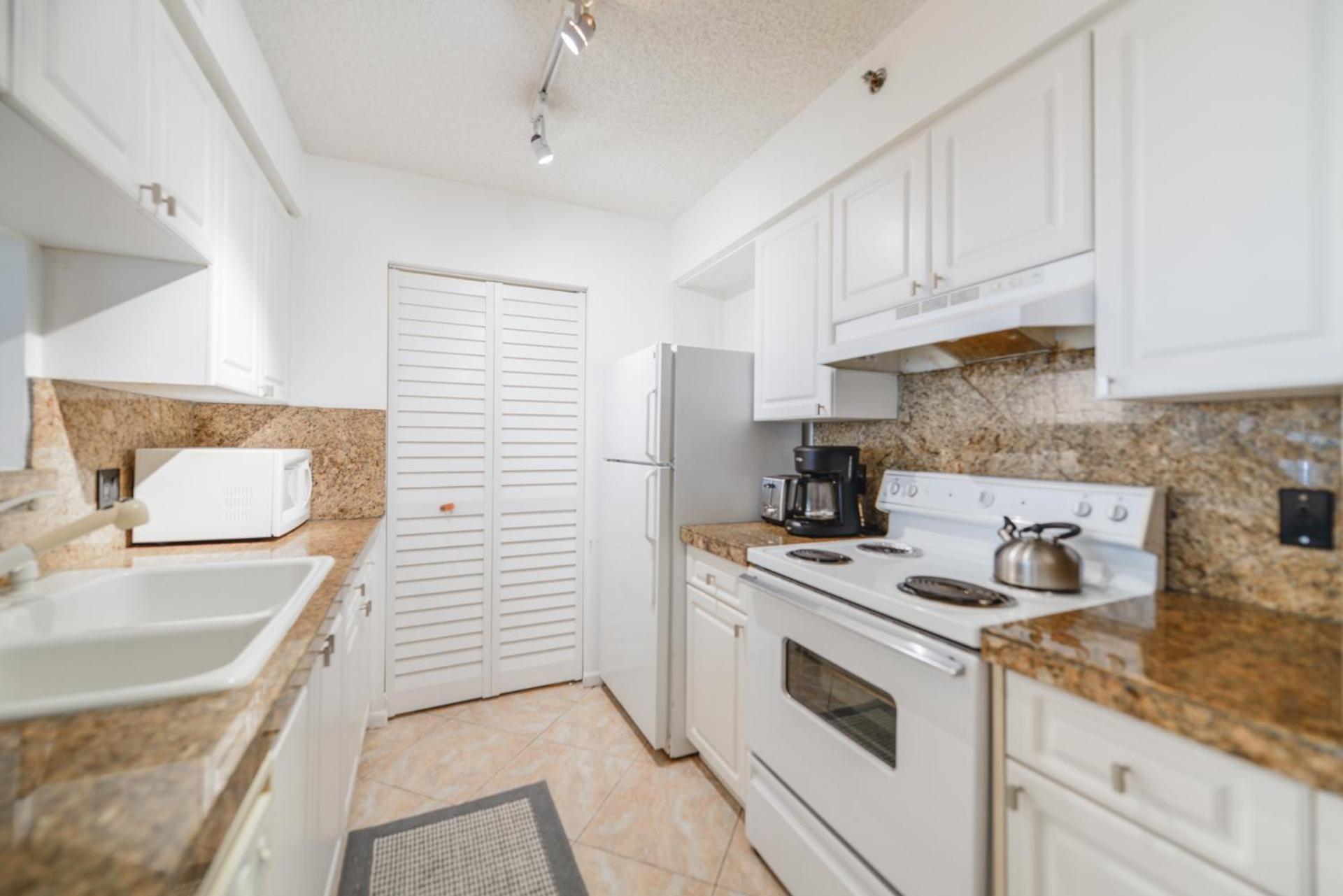 Lux Condo at Yacht Club 10 min from Beach