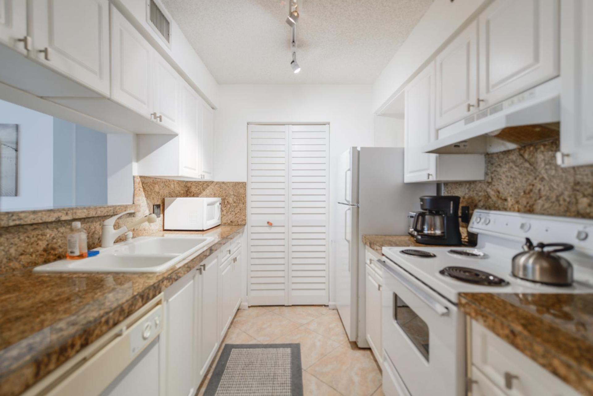 Lux Condo at Yacht Club 10 min from Beach