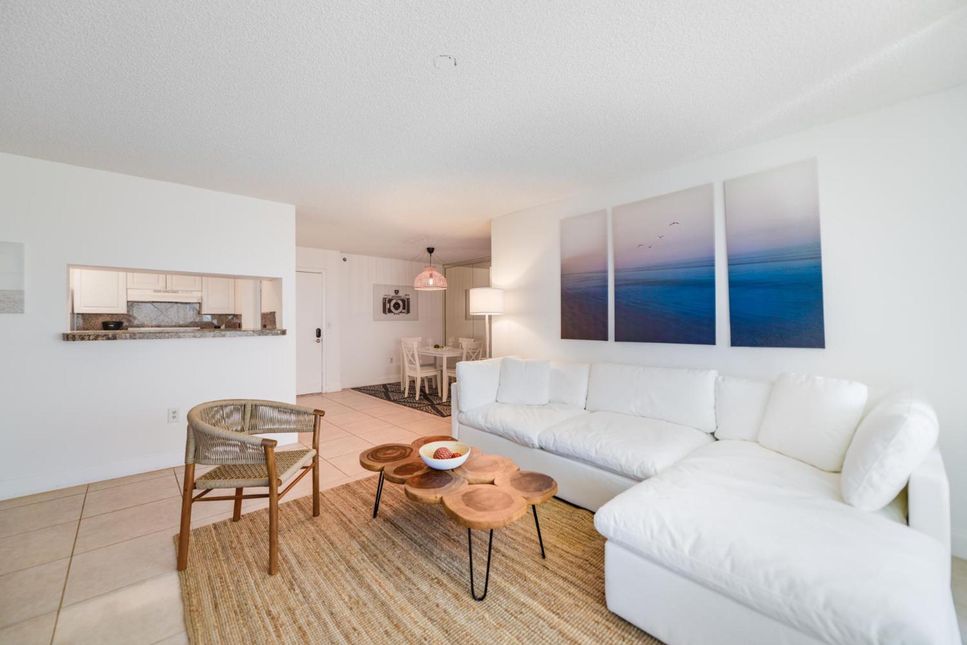 Lux Condo at Yacht Club 10 min from Beach