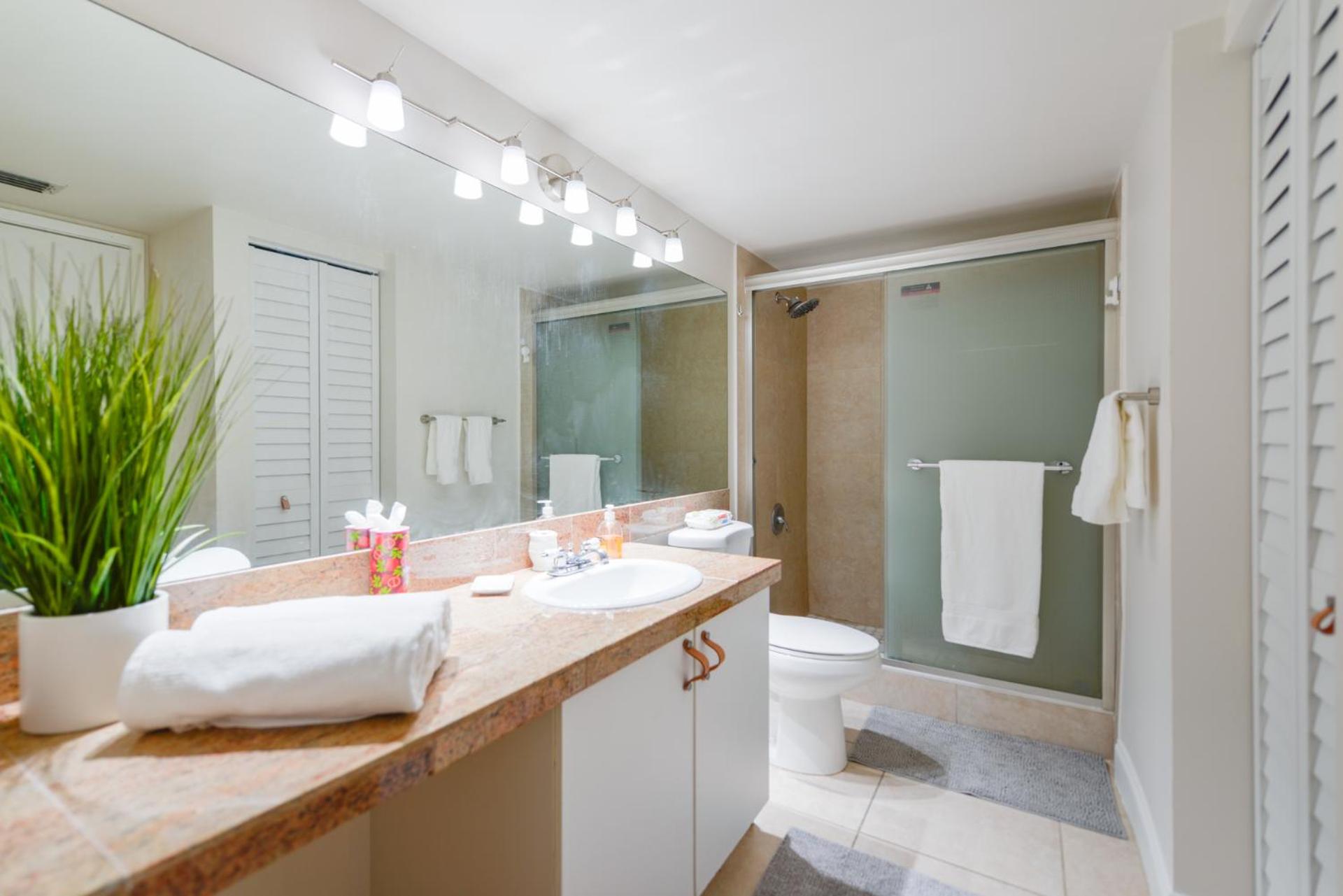 Lux Condo at Yacht Club 10 min from Beach