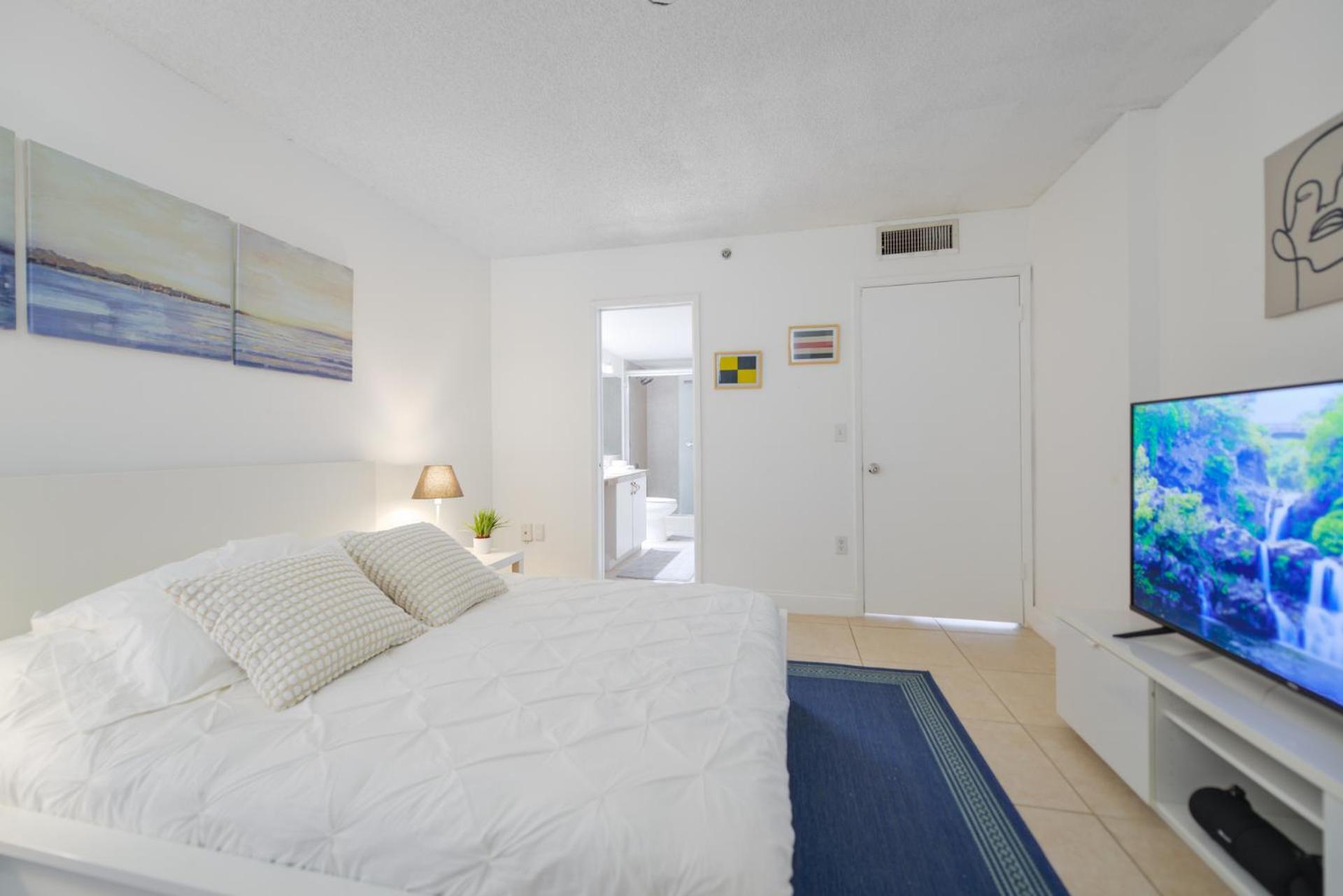 Lux Condo at Yacht Club 10 min from Beach