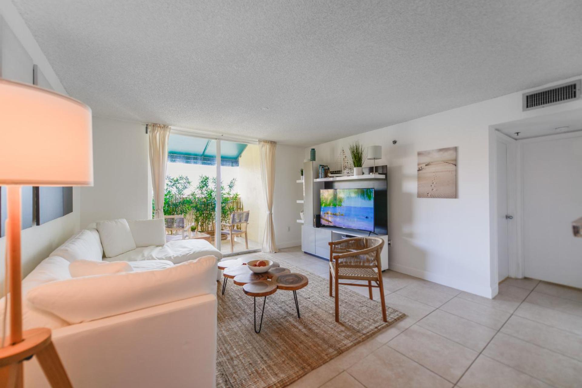 Lux Condo at Yacht Club 10 min from Beach
