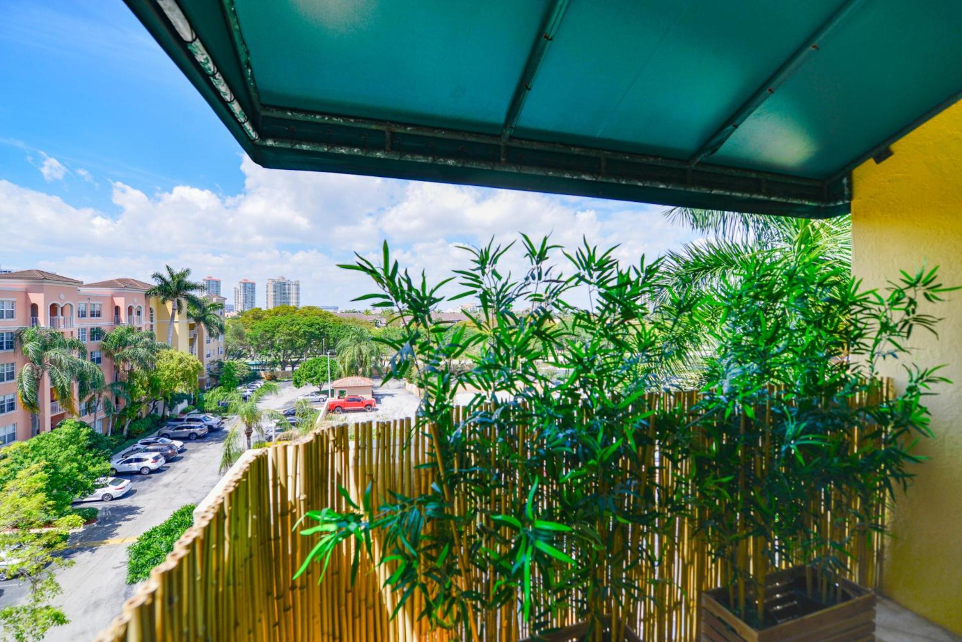 Lux Condo at Yacht Club 10 min from Beach