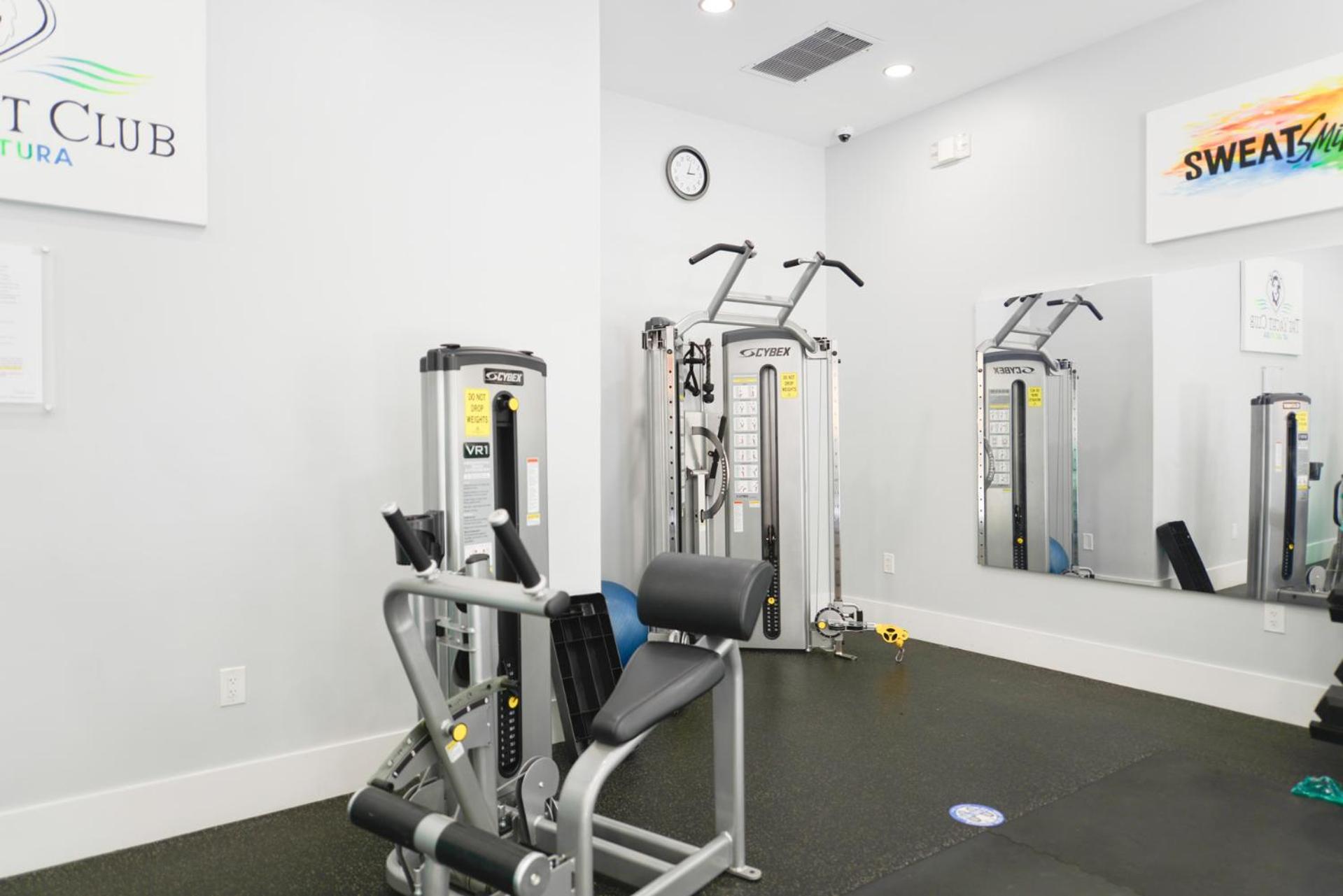 Lux Condo at Yacht Club 10 min from Beach