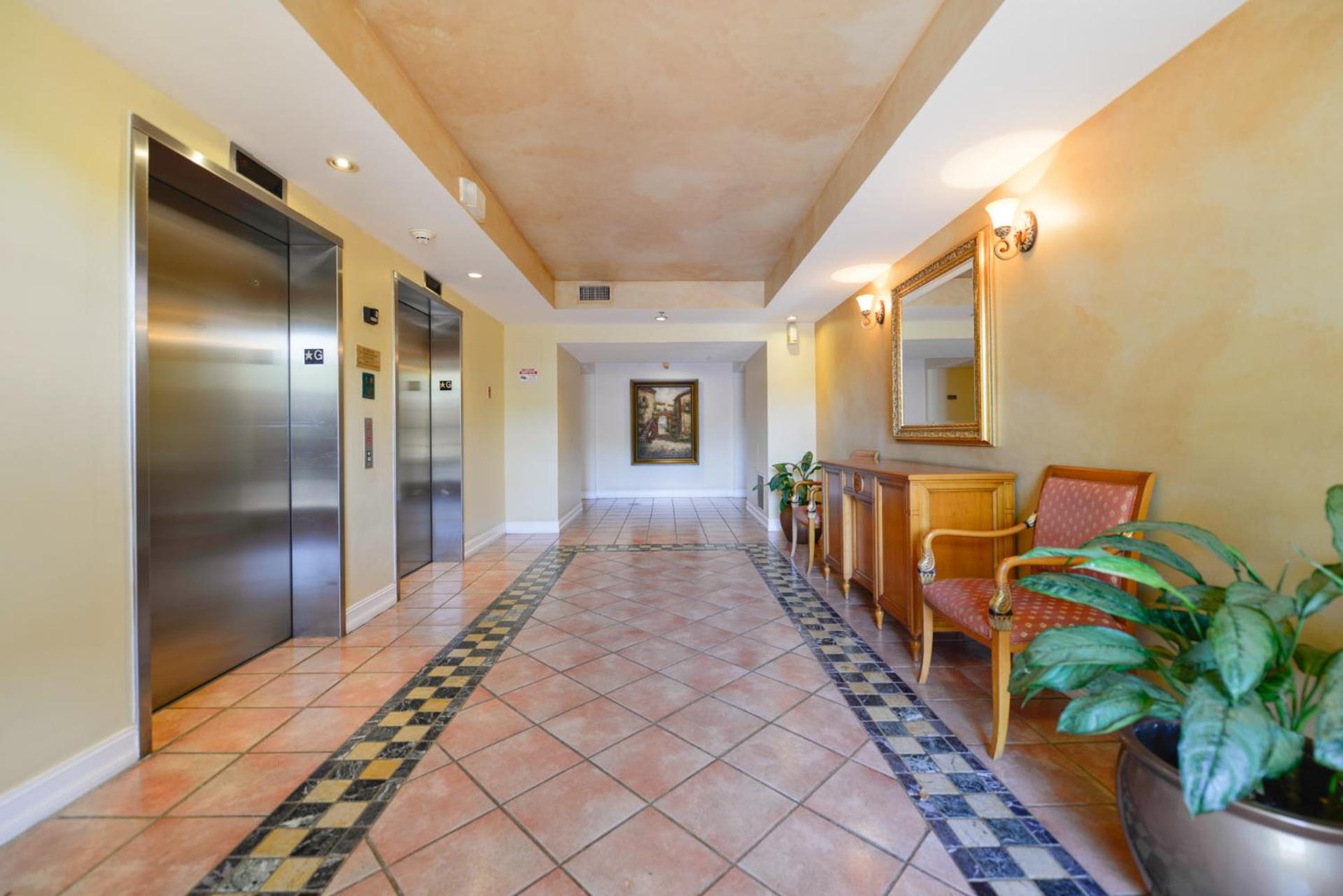 Lux Condo at Yacht Club 10 min from Beach
