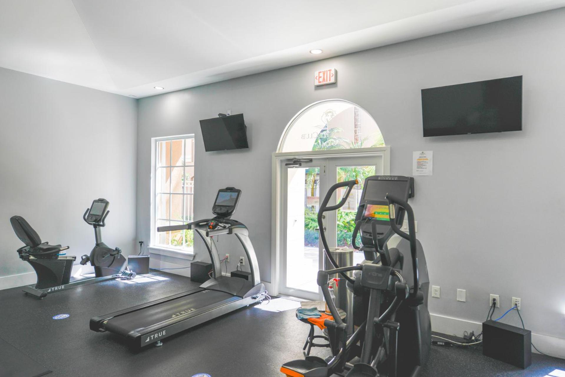 Lux Condo at Yacht Club 10 min from Beach
