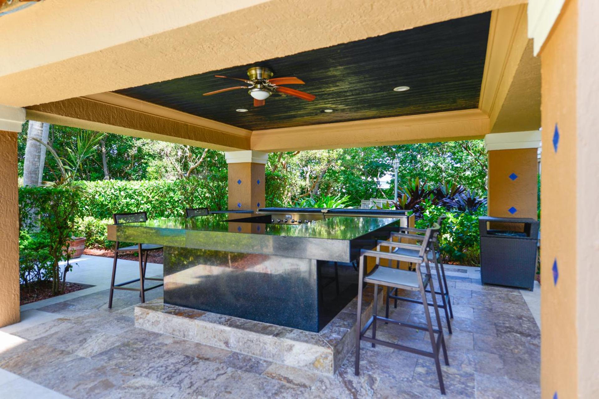 Lux Condo at Yacht Club 10 min from Beach
