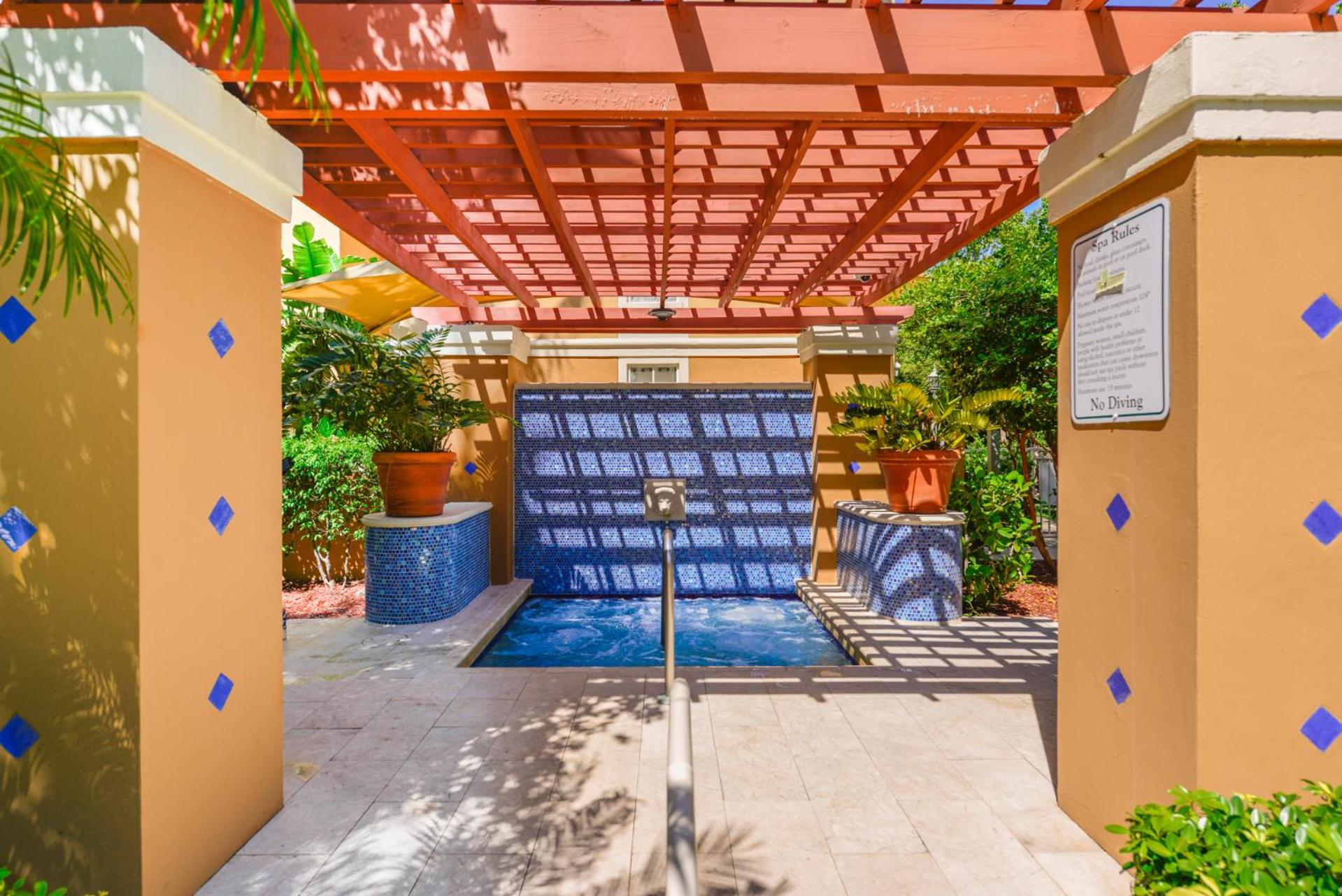 Lux Condo at Yacht Club 10 min from Beach