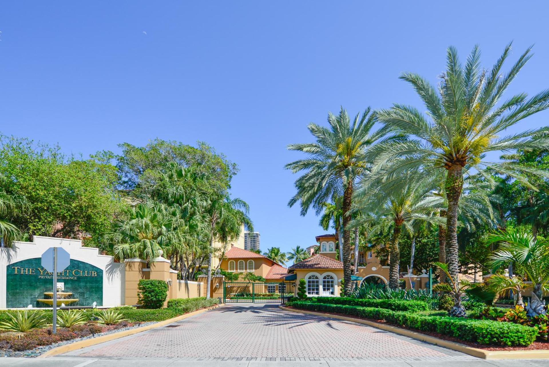 Lux Condo at Yacht Club 10 min from Beach