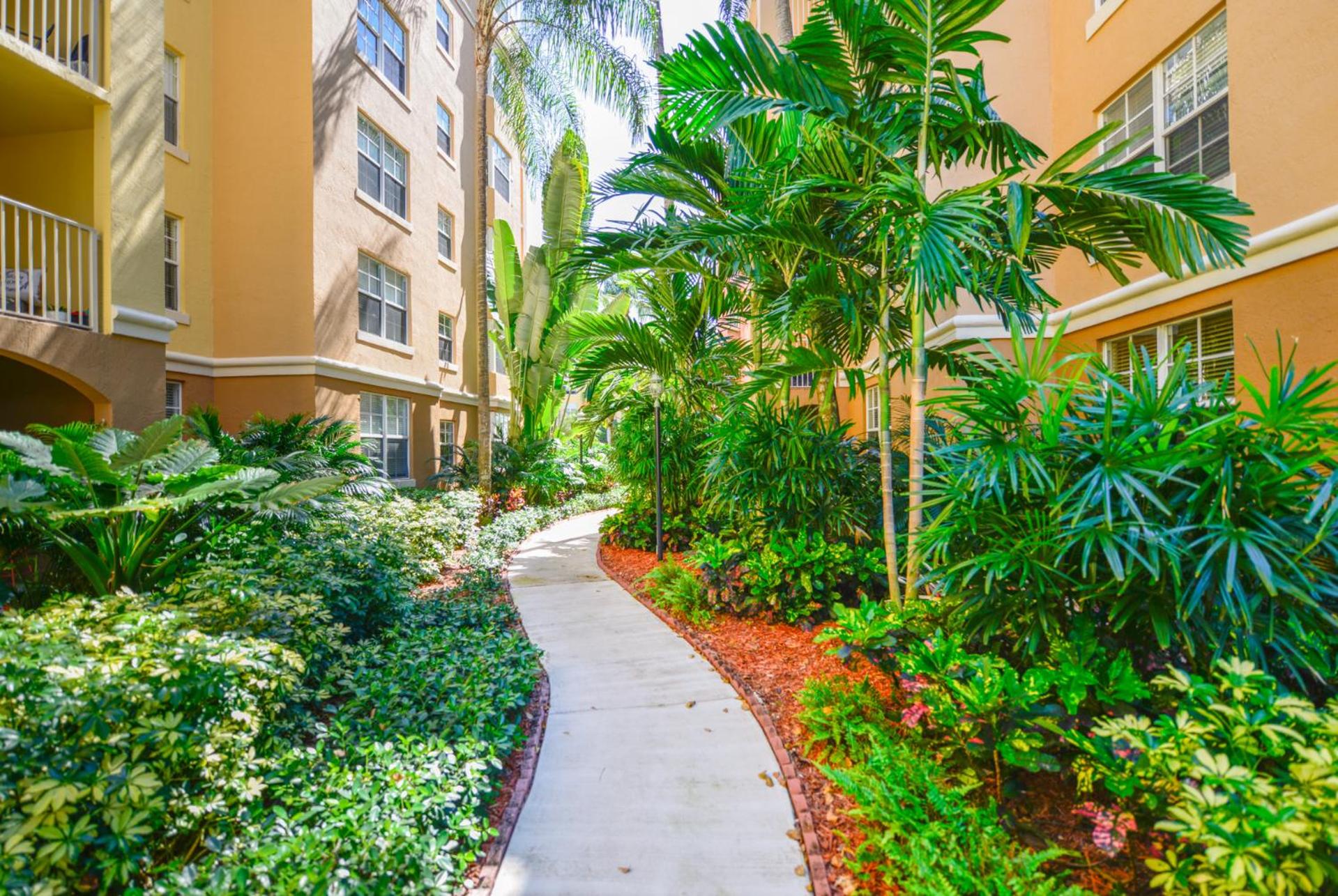 Lux Condo at Yacht Club 10 min from Beach