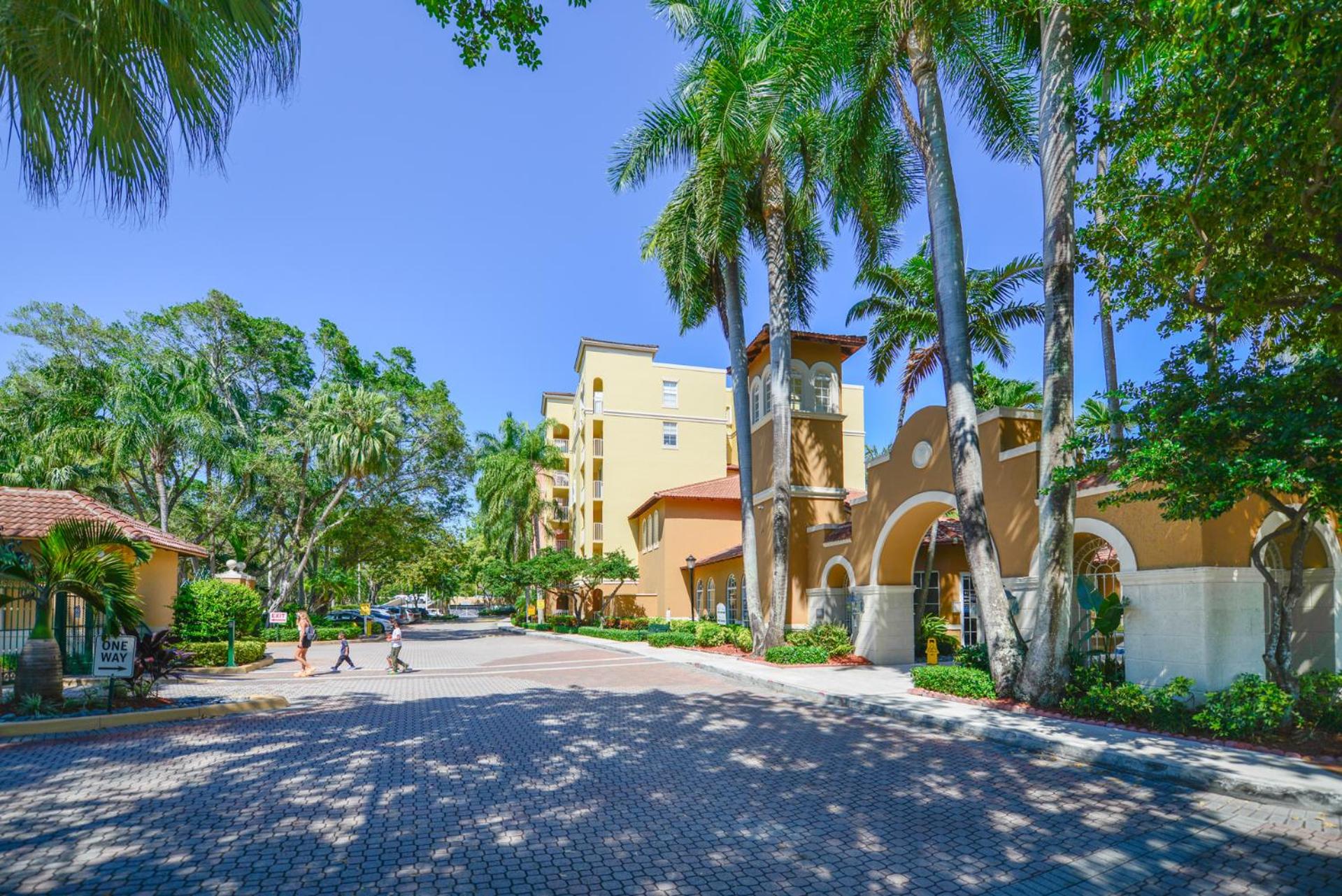 Lux Condo at Yacht Club 10 min from Beach