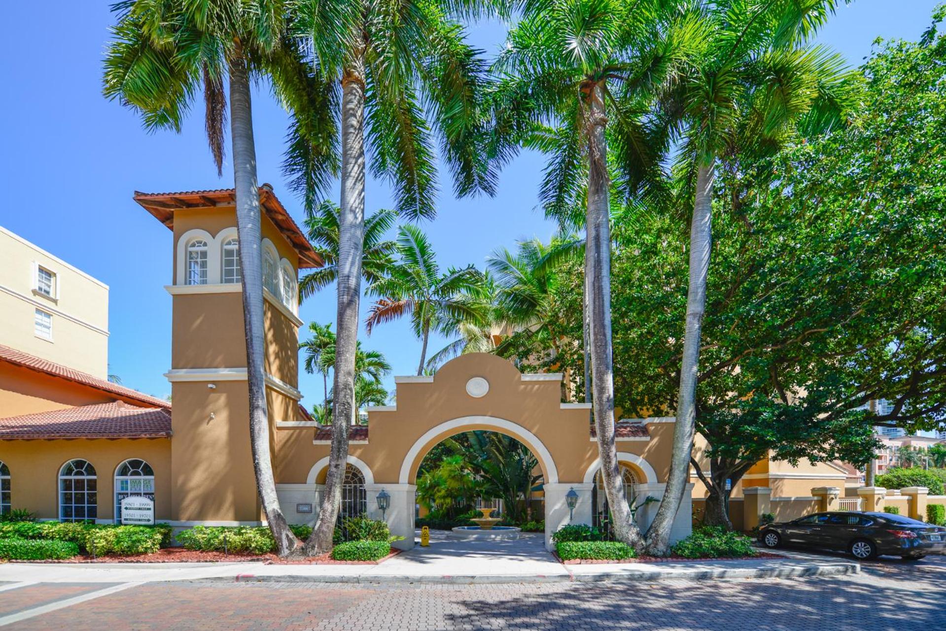 Lux Condo at Yacht Club 10 min from Beach