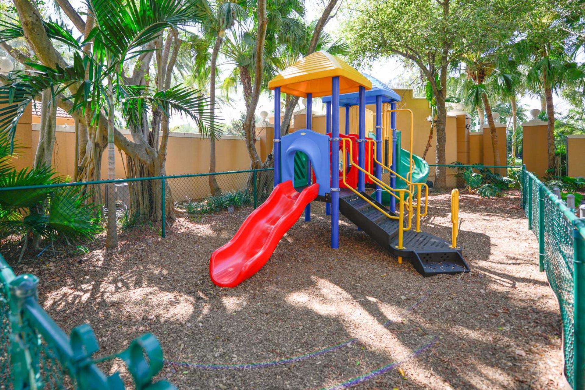 Lux Condo at Yacht Club 10 min from Beach