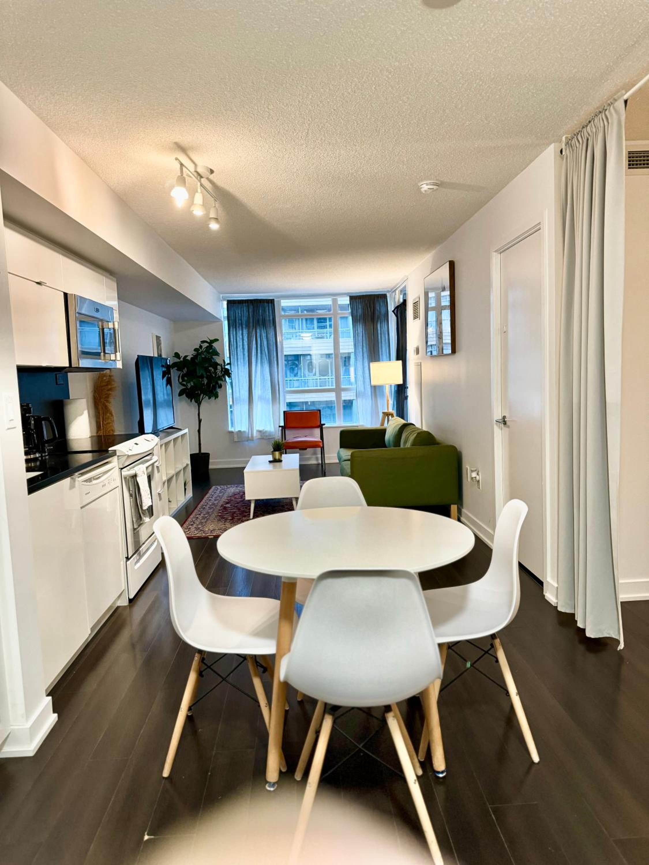 Lush Condo By CNTower - Free Parking