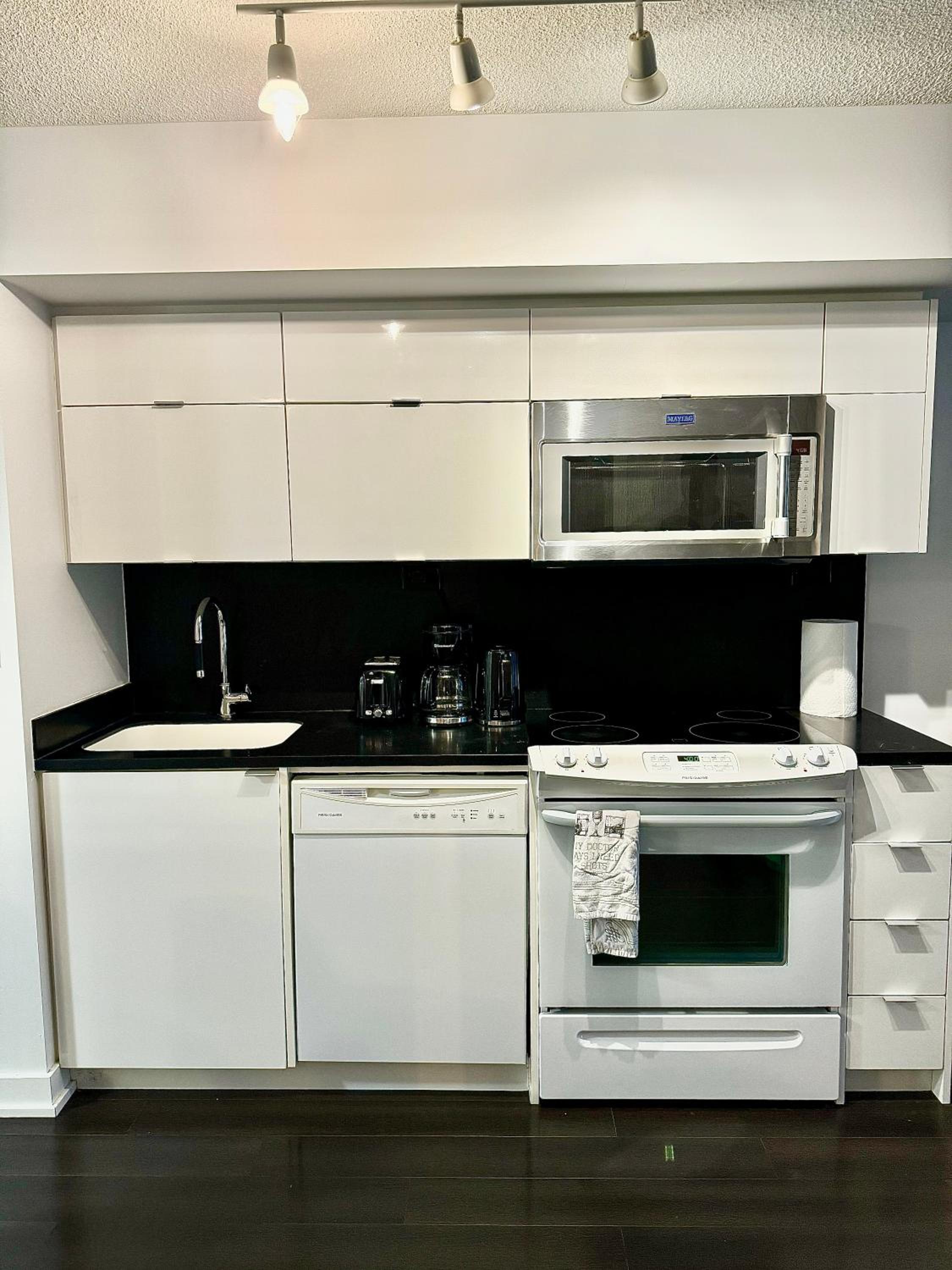 Lush Condo By CNTower - Free Parking