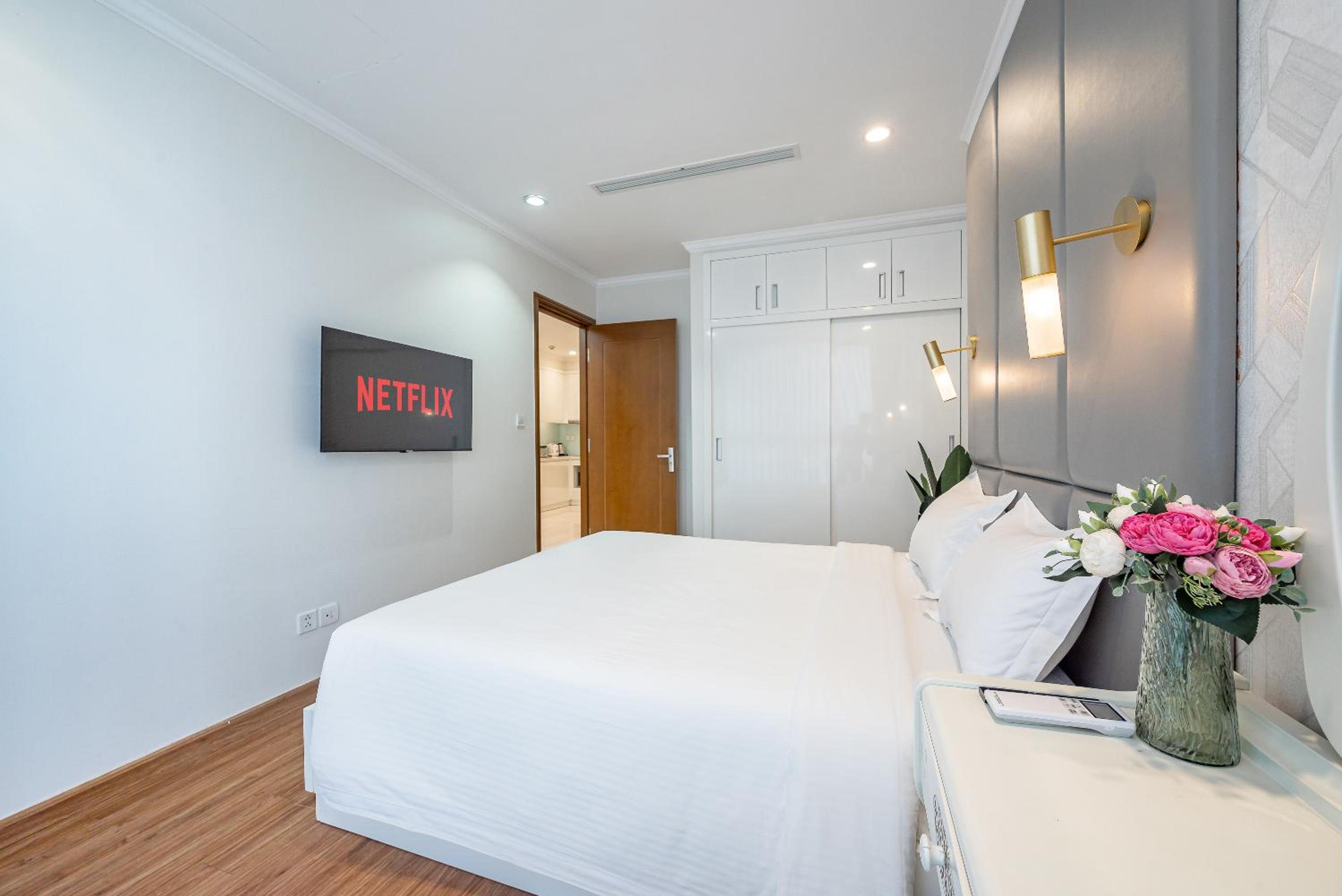 CeLaVie Serviced Apartment - The Vinhomes and Landmark