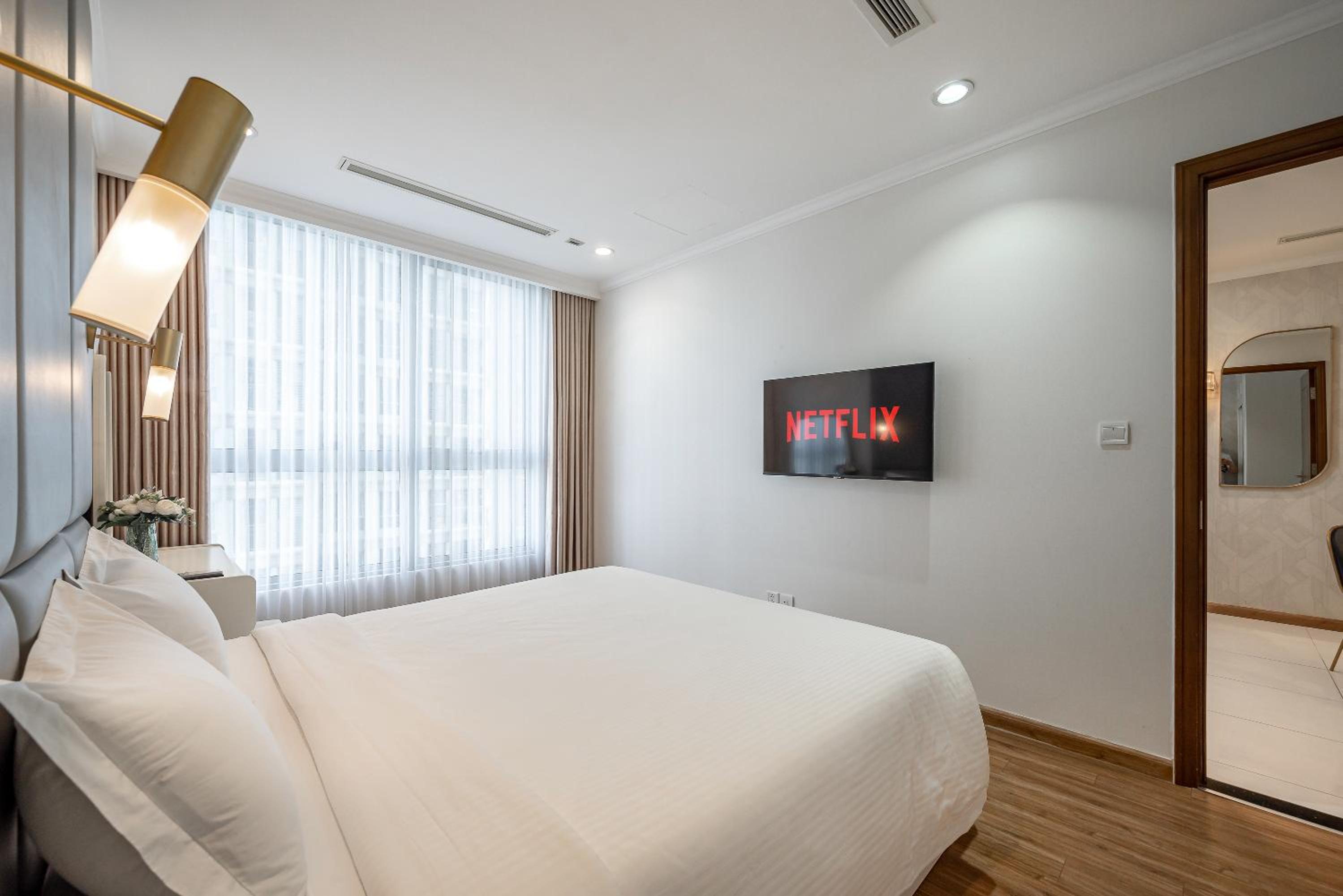 CeLaVie Serviced Apartment - The Vinhomes and Landmark