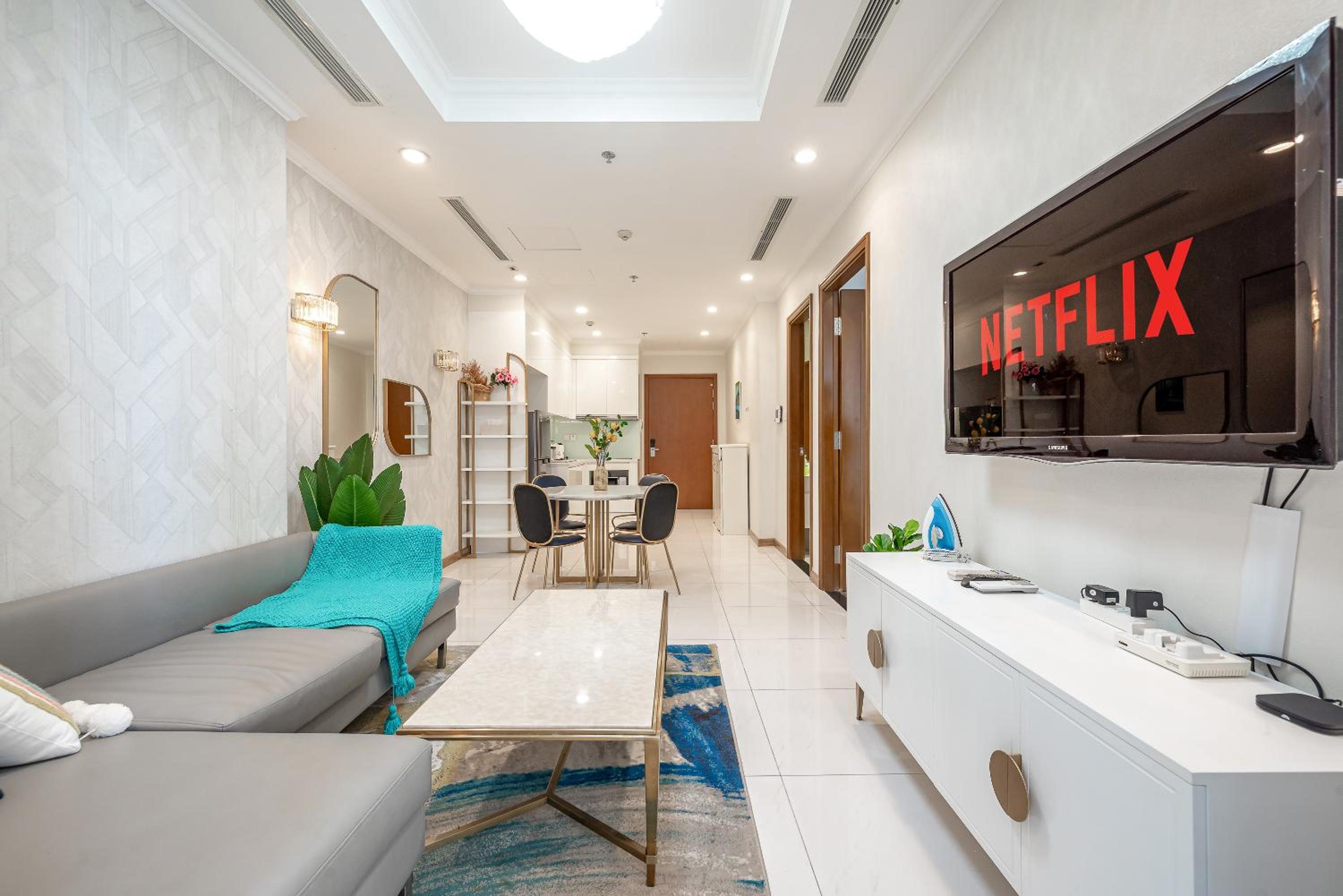 CeLaVie Serviced Apartment - The Vinhomes and Landmark