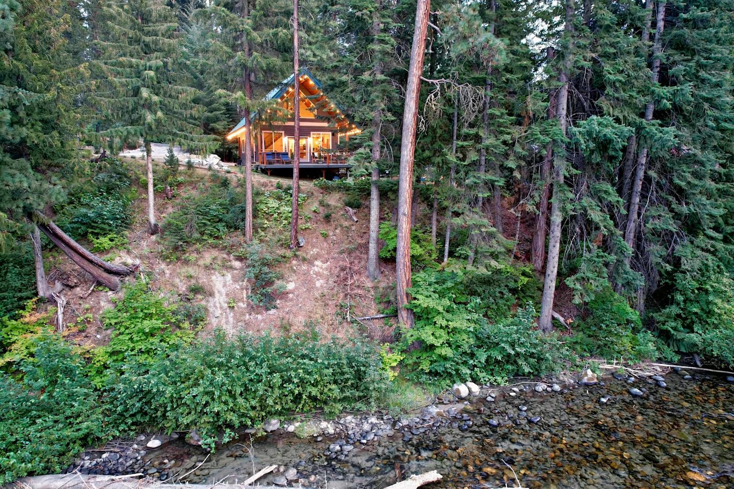 Riverfront Chalet Near Skiing, Lakes, Mtns & Leavenworth view 4