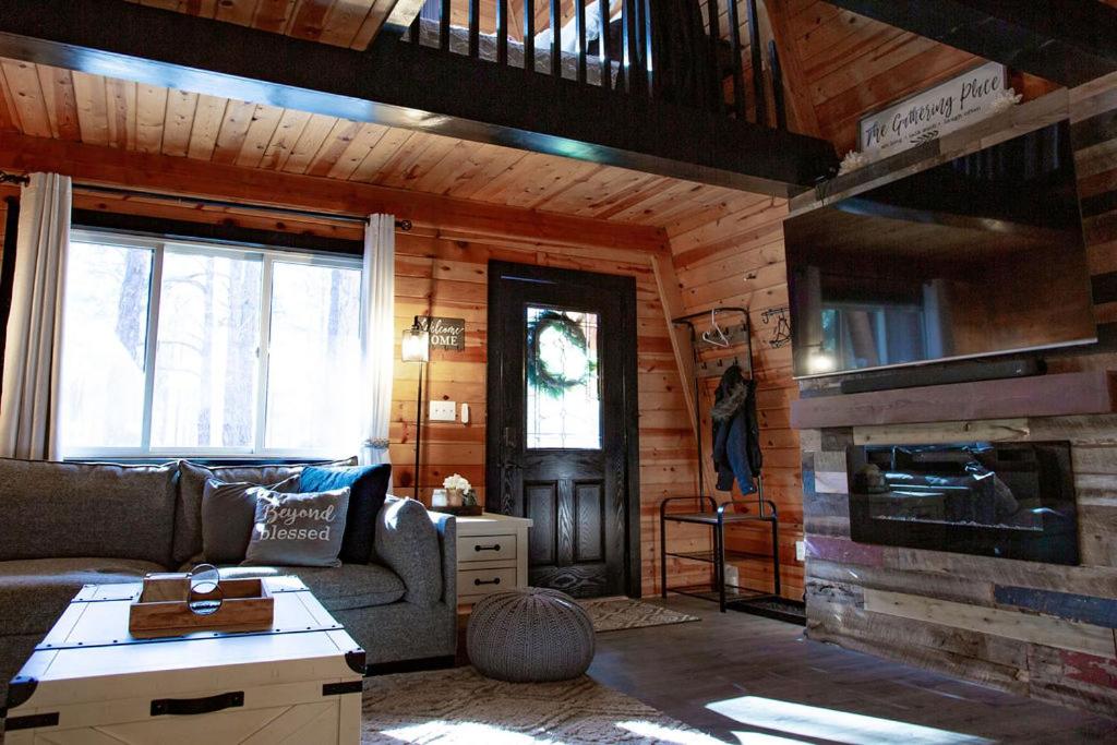 Grand Canyon Cabin! One hour and 10 minutes to the South Entrance! view 2