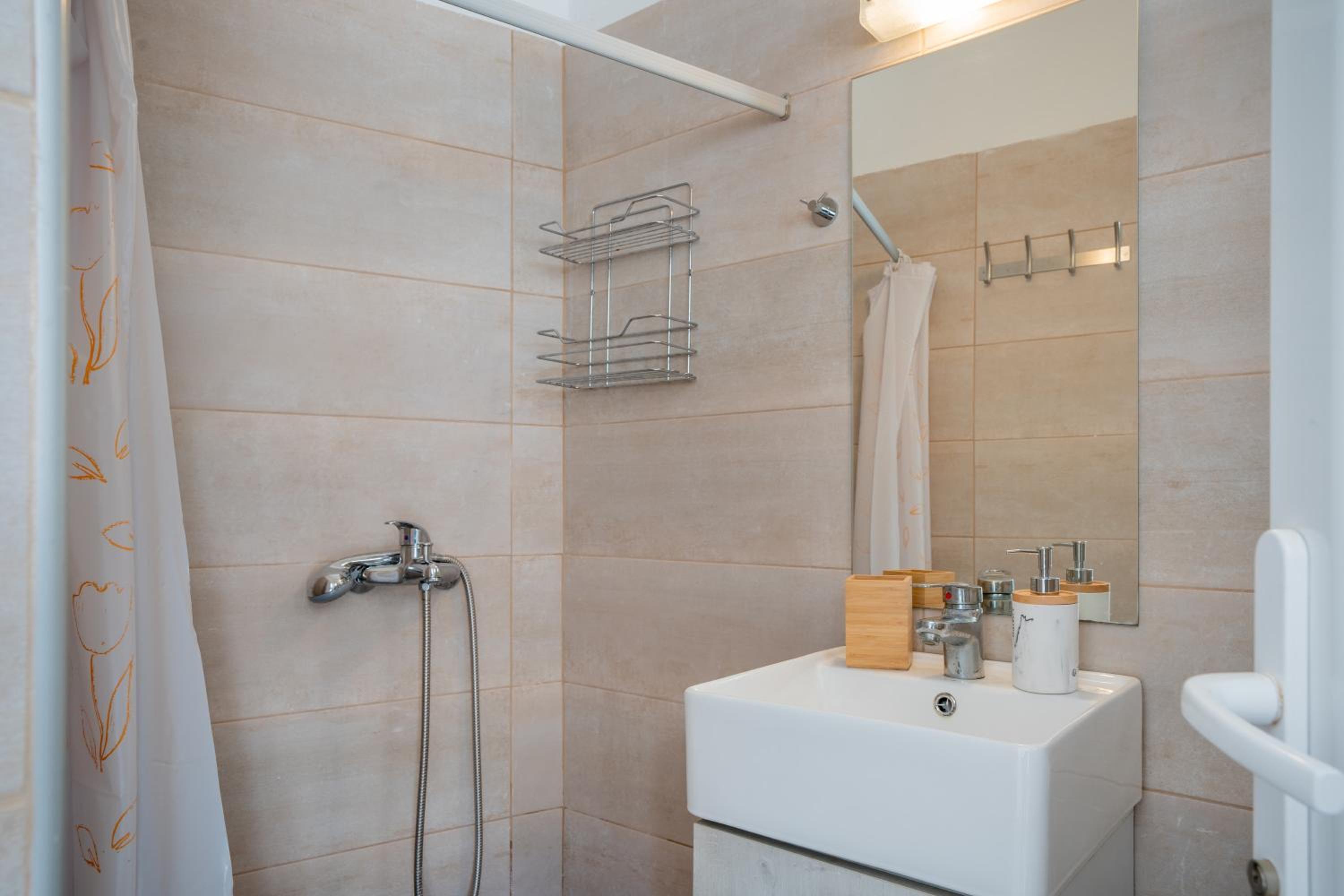 House Aggeliki Jetted Tub