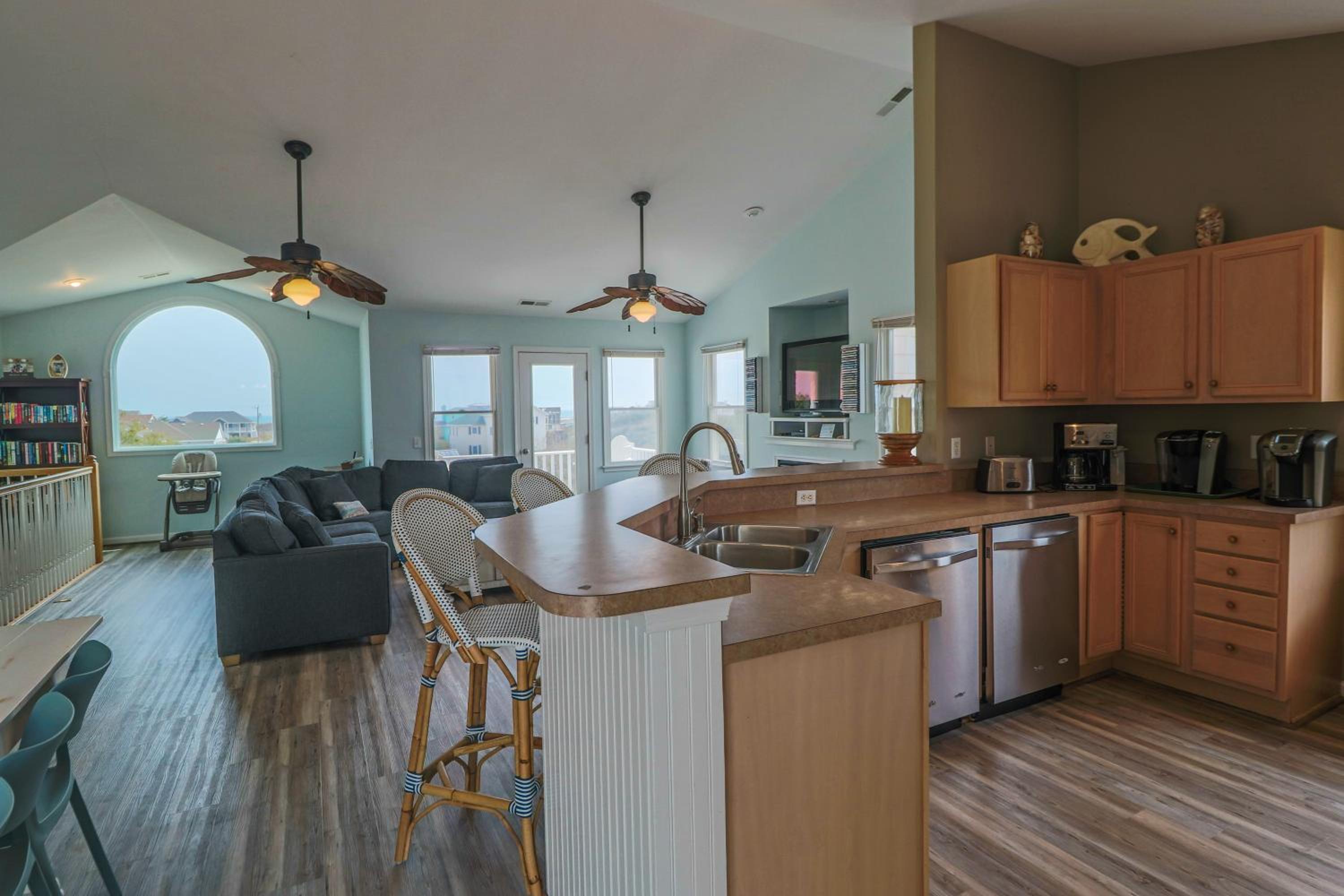King BEEch - Southern Shores, 300 Yds to Beach, Ocean View, Pool, Hot Hub, Fenced Yard
