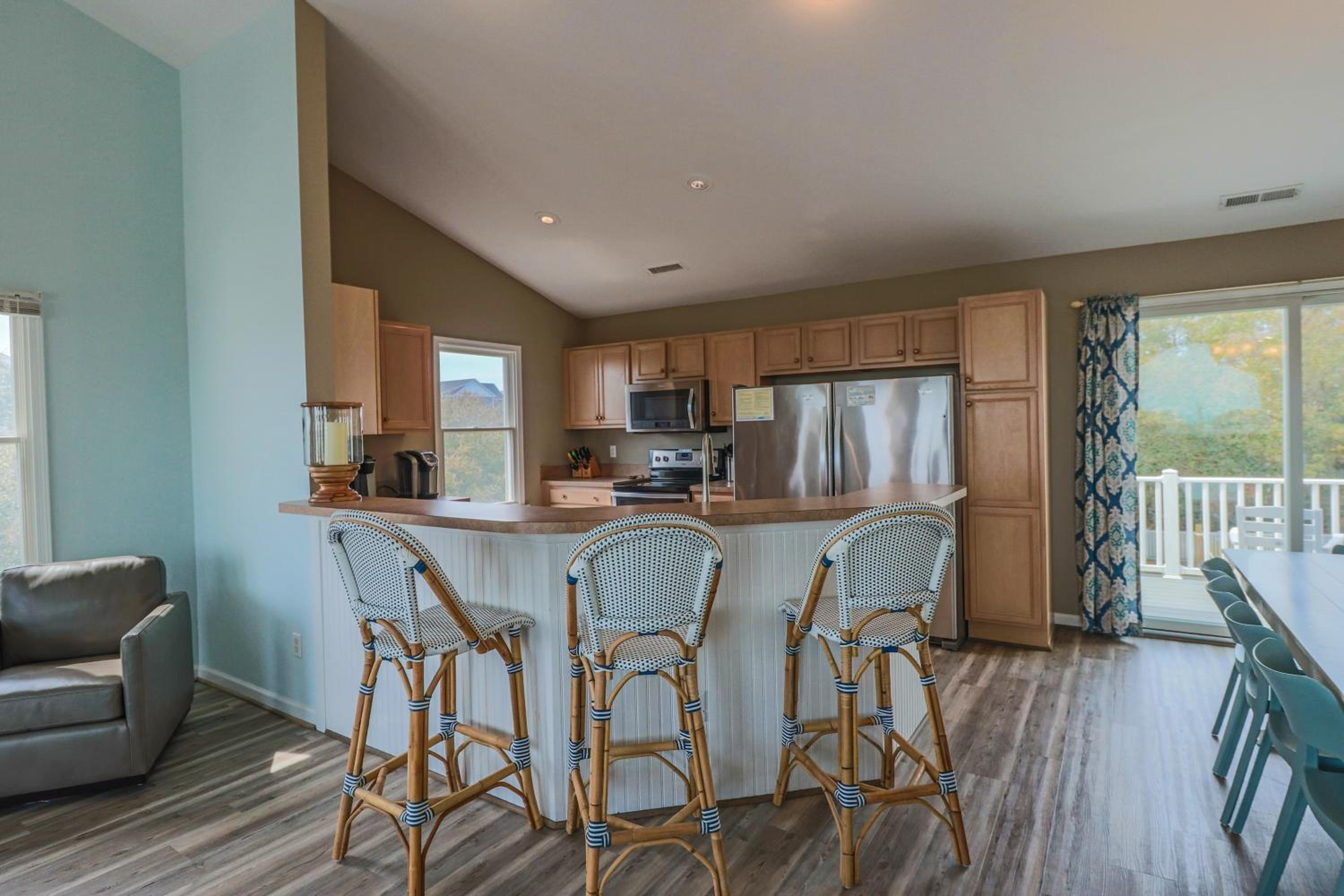 King BEEch - Southern Shores, 300 Yds to Beach, Ocean View, Pool, Hot Hub, Fenced Yard