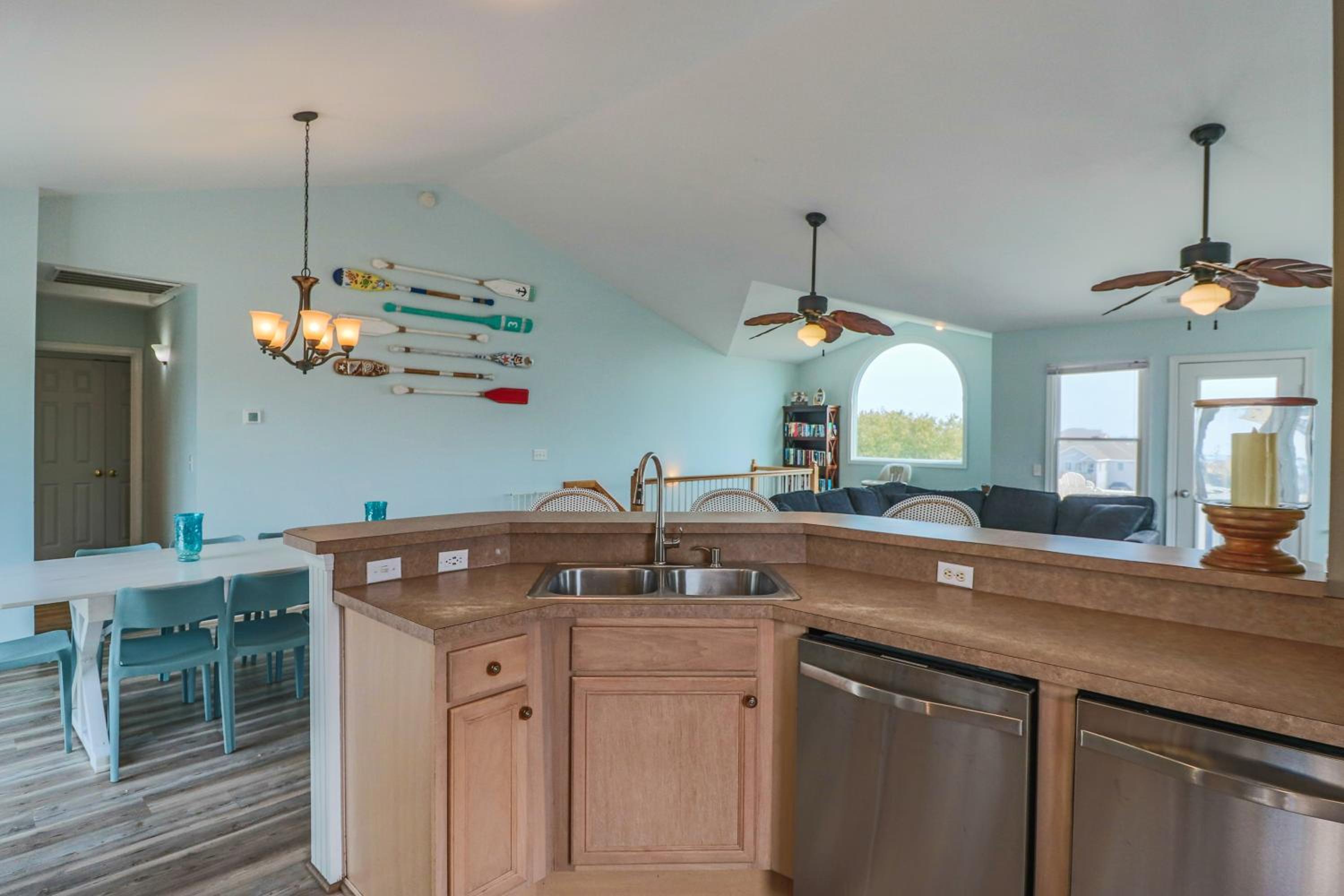 King BEEch - Southern Shores, 300 Yds to Beach, Ocean View, Pool, Hot Hub, Fenced Yard