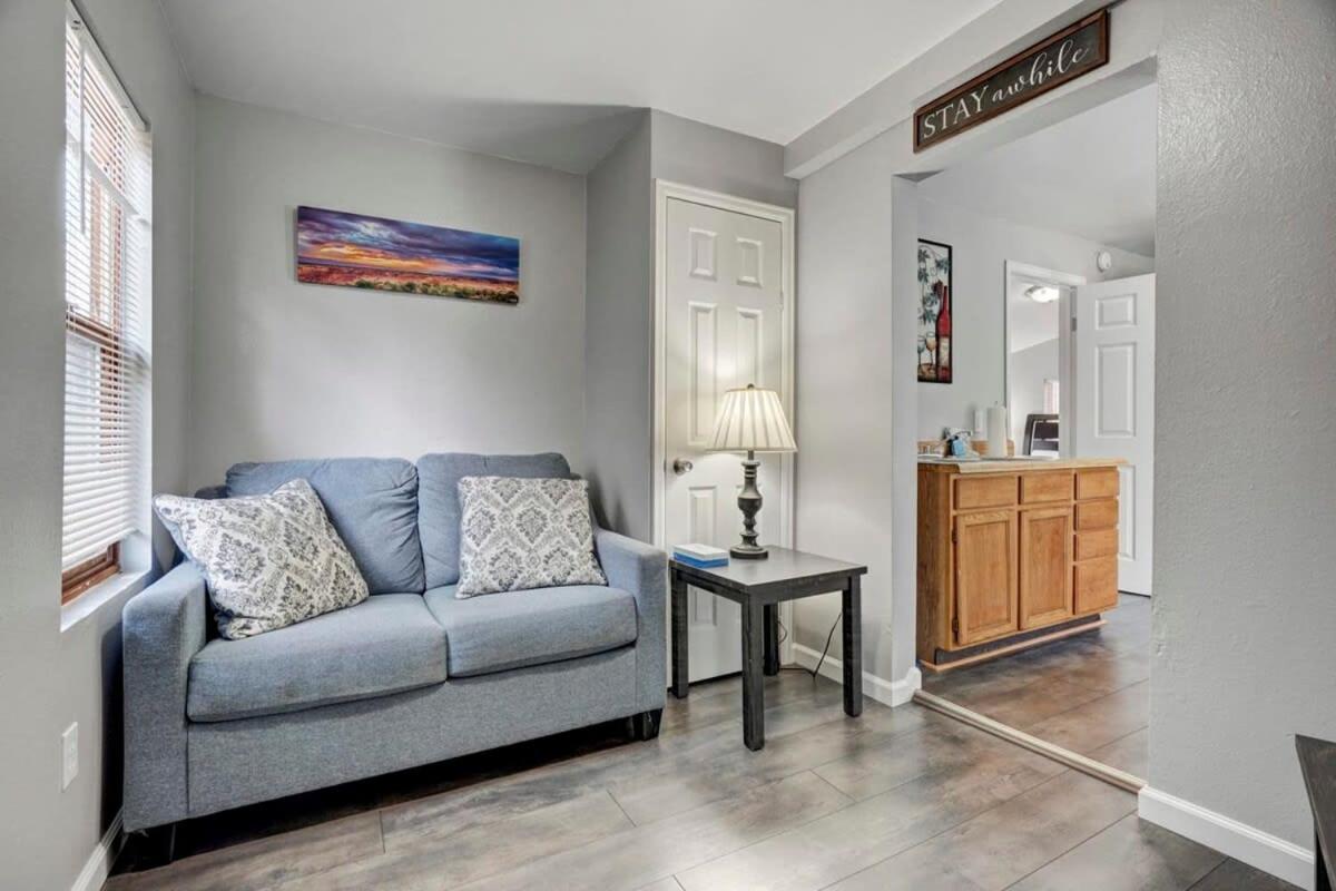 Charming Half Pint Downtown Stay Pet Friendly view 4