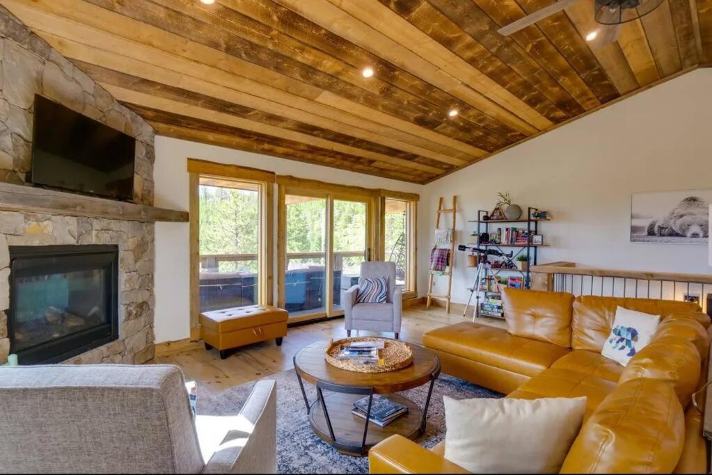 Luxe Cabin w/Hot Tub and Amazing Views view 2