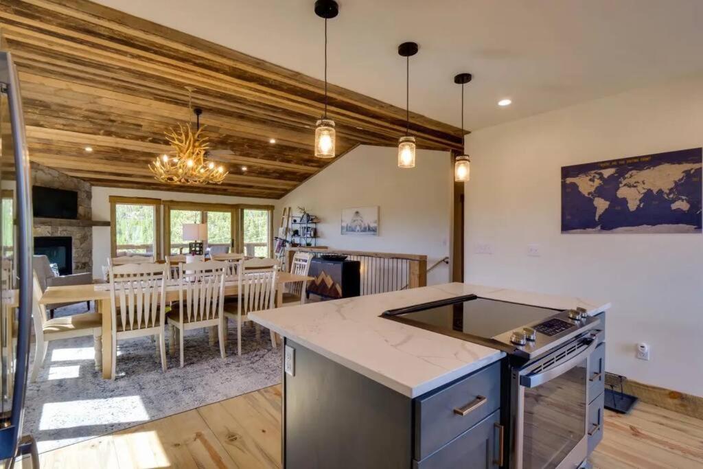 Luxe Cabin w/Hot Tub and Amazing Views view 5
