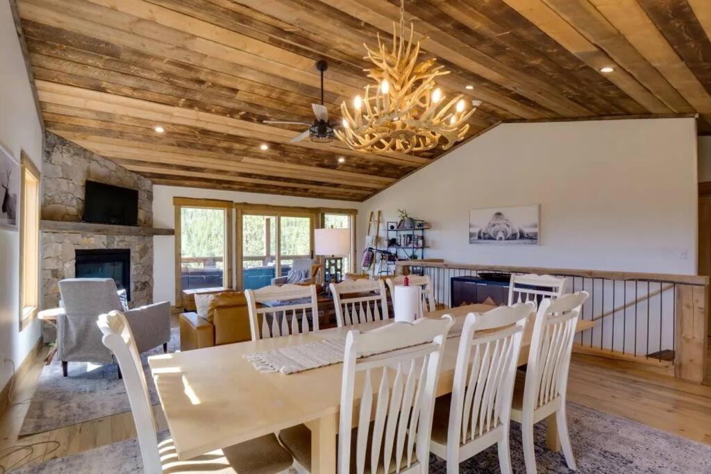 Luxe Cabin w/Hot Tub and Amazing Views view 4