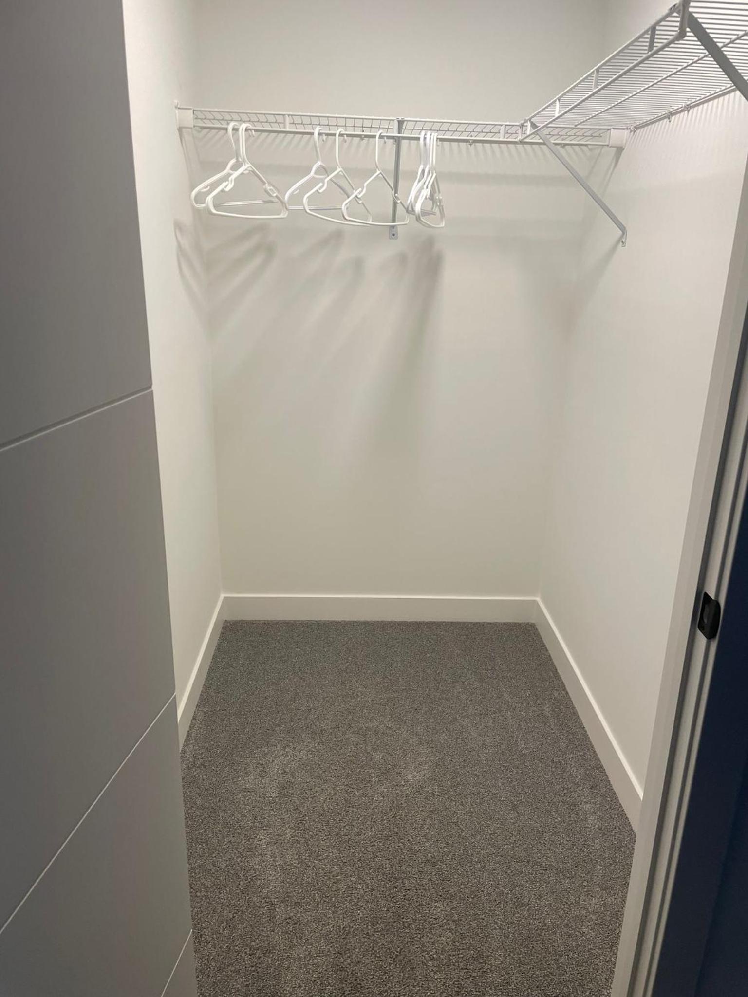 Emerald Suite with 2 beds - 10 minutes from downtown