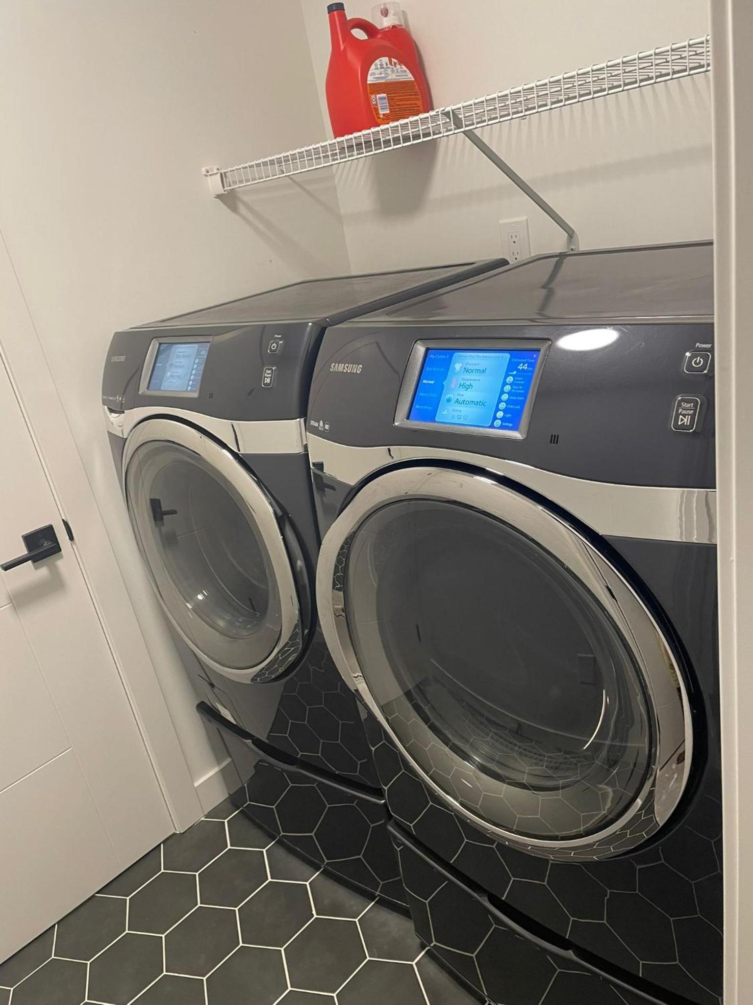 Emerald Suite with 2 beds - 10 minutes from downtown