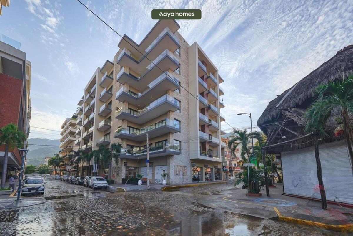 Hotel Luxurious 2BR Condo in Zona Romantica Pool Gym - Image 1