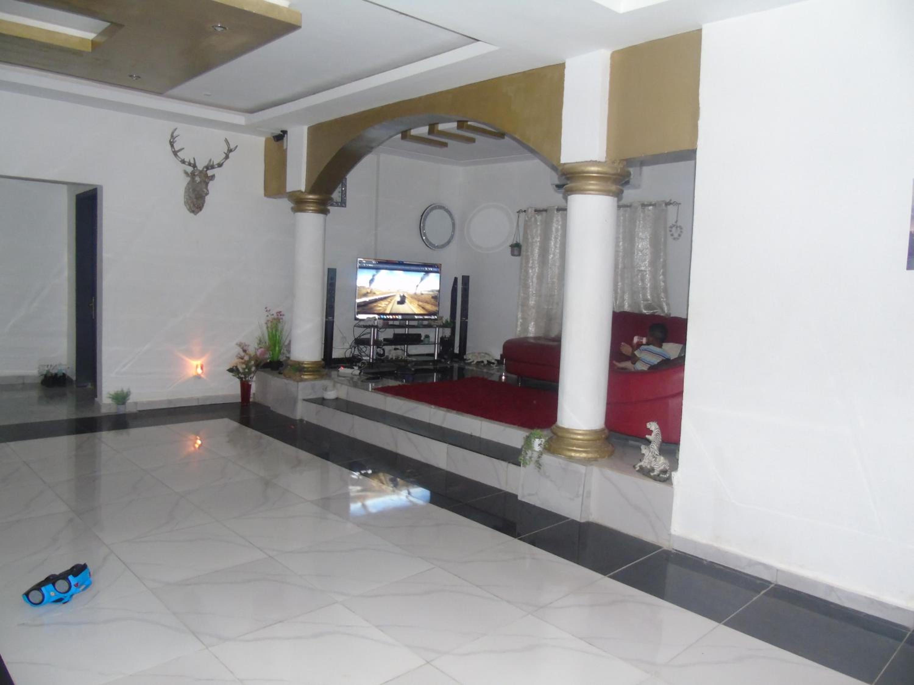 3-Bed Apartment Sleeps 6 - Garden Parking Pets