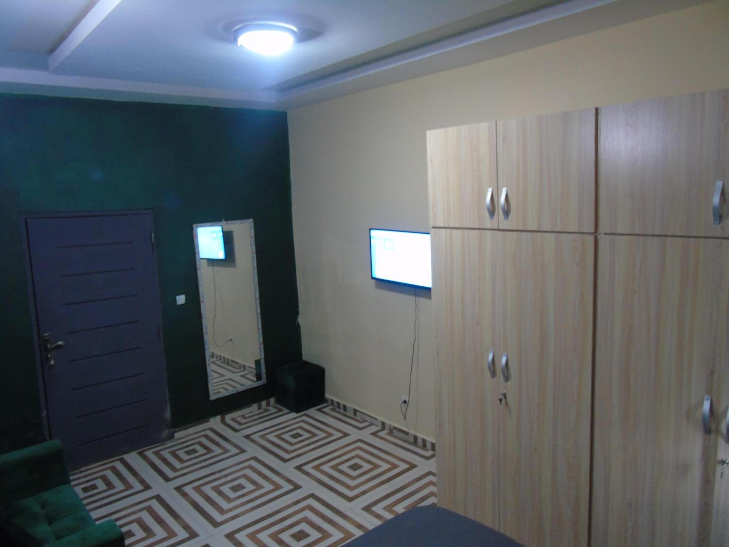 3-Bed Apartment Sleeps 6 - Garden Parking Pets