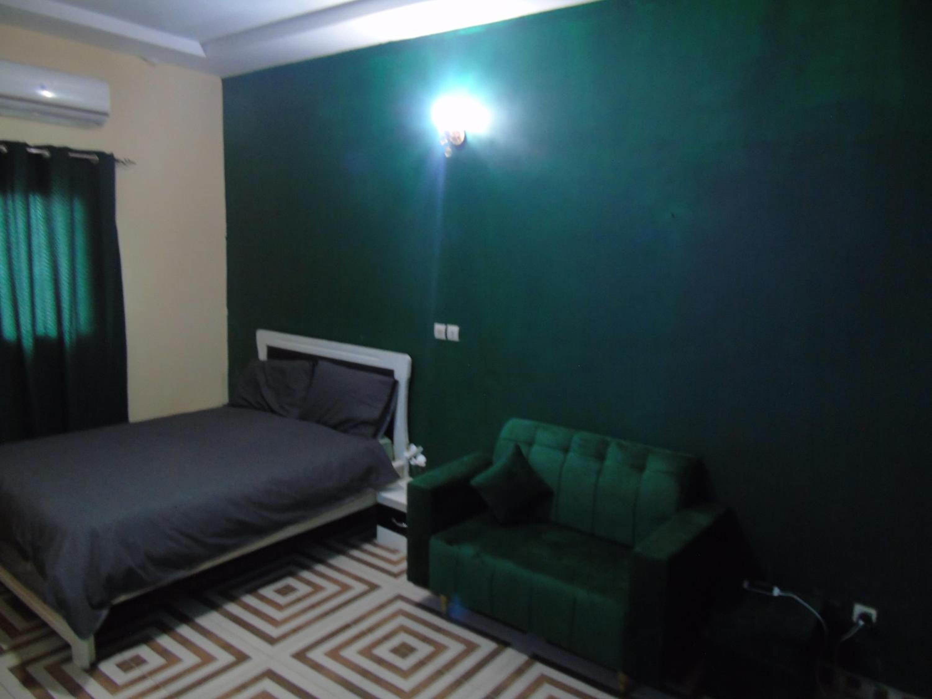 3-Bed Apartment Sleeps 6 - Garden Parking Pets