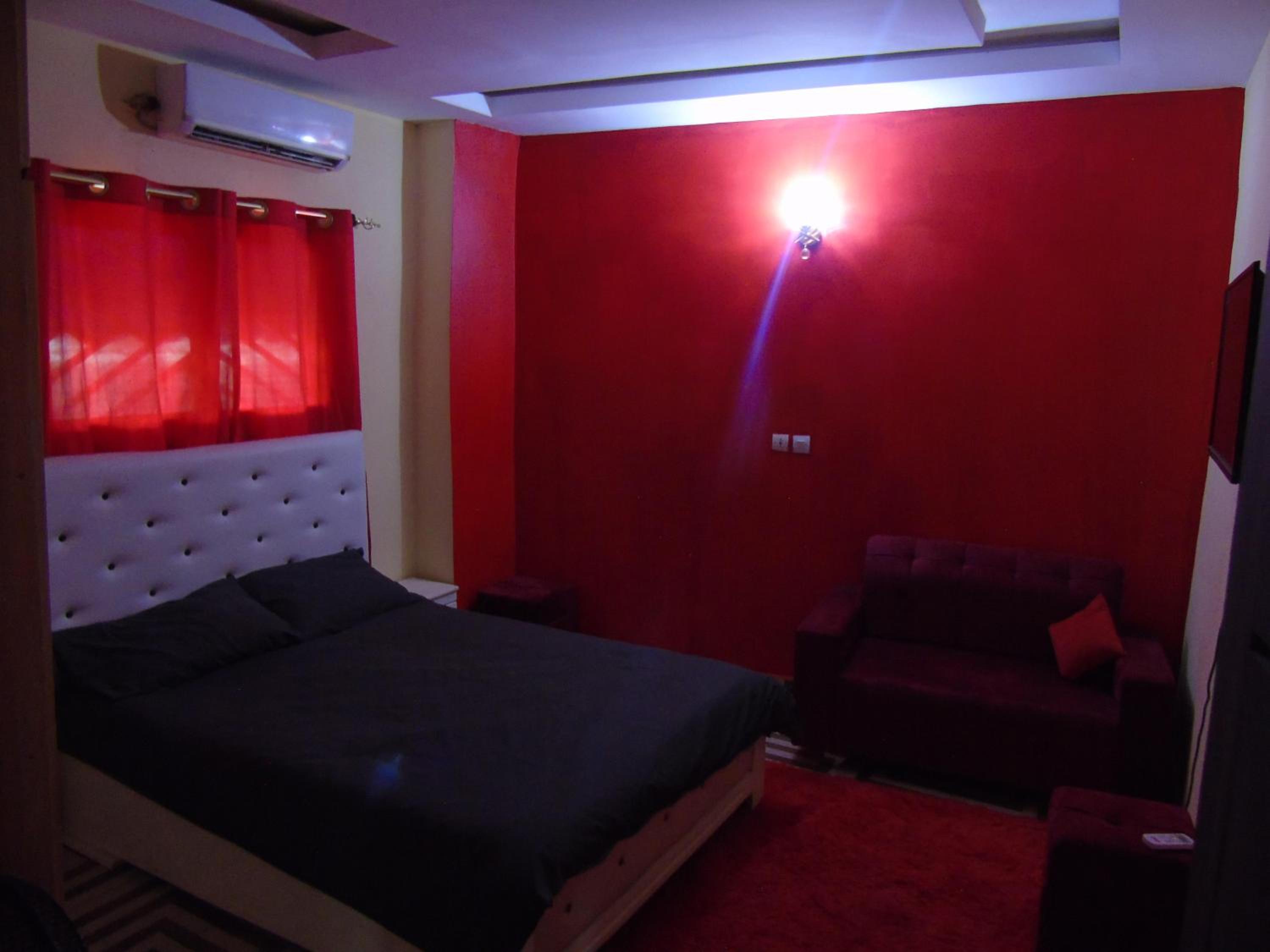 3-Bed Apartment Sleeps 6 - Garden Parking Pets
