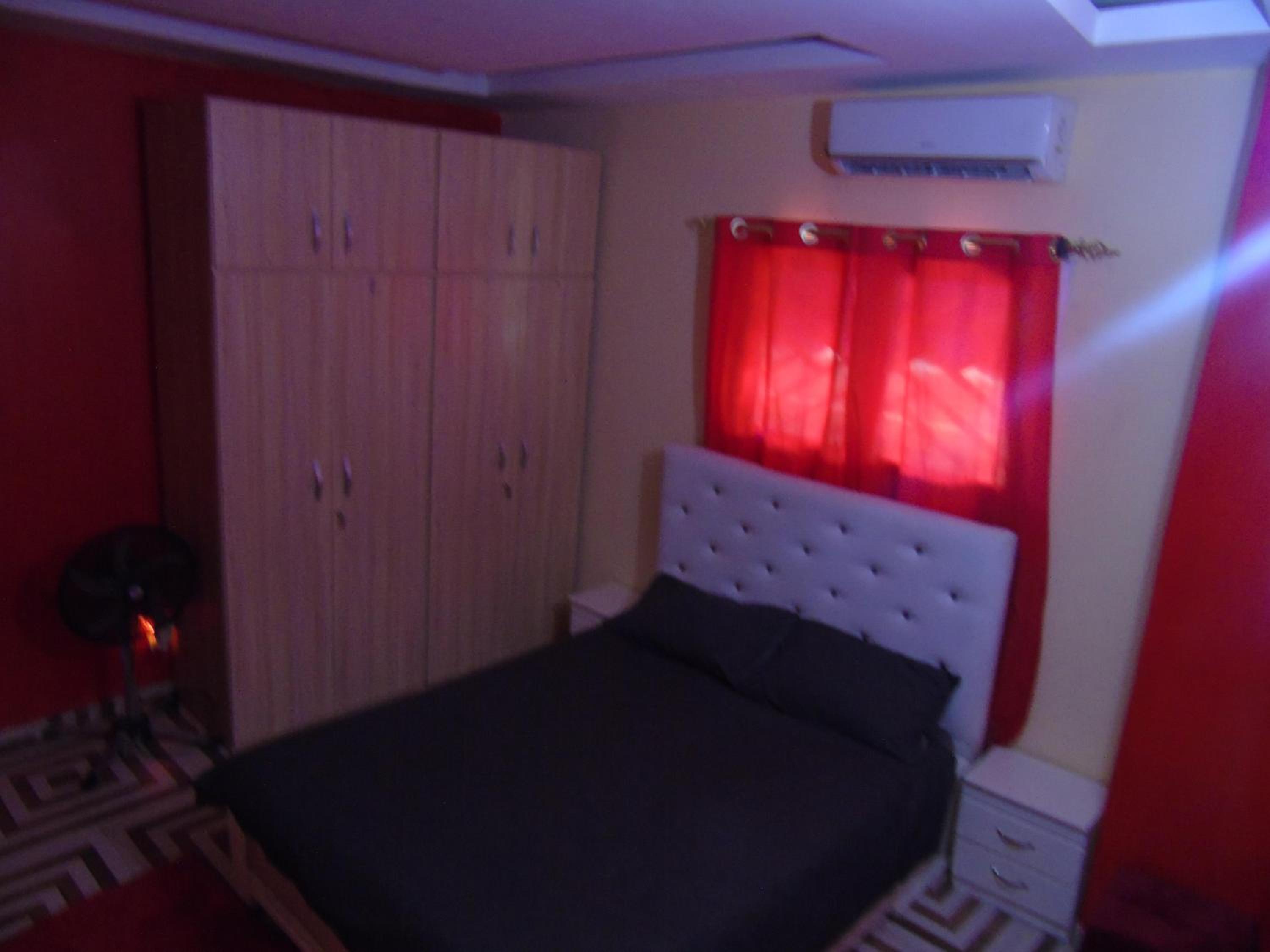 3-Bed Apartment Sleeps 6 - Garden Parking Pets
